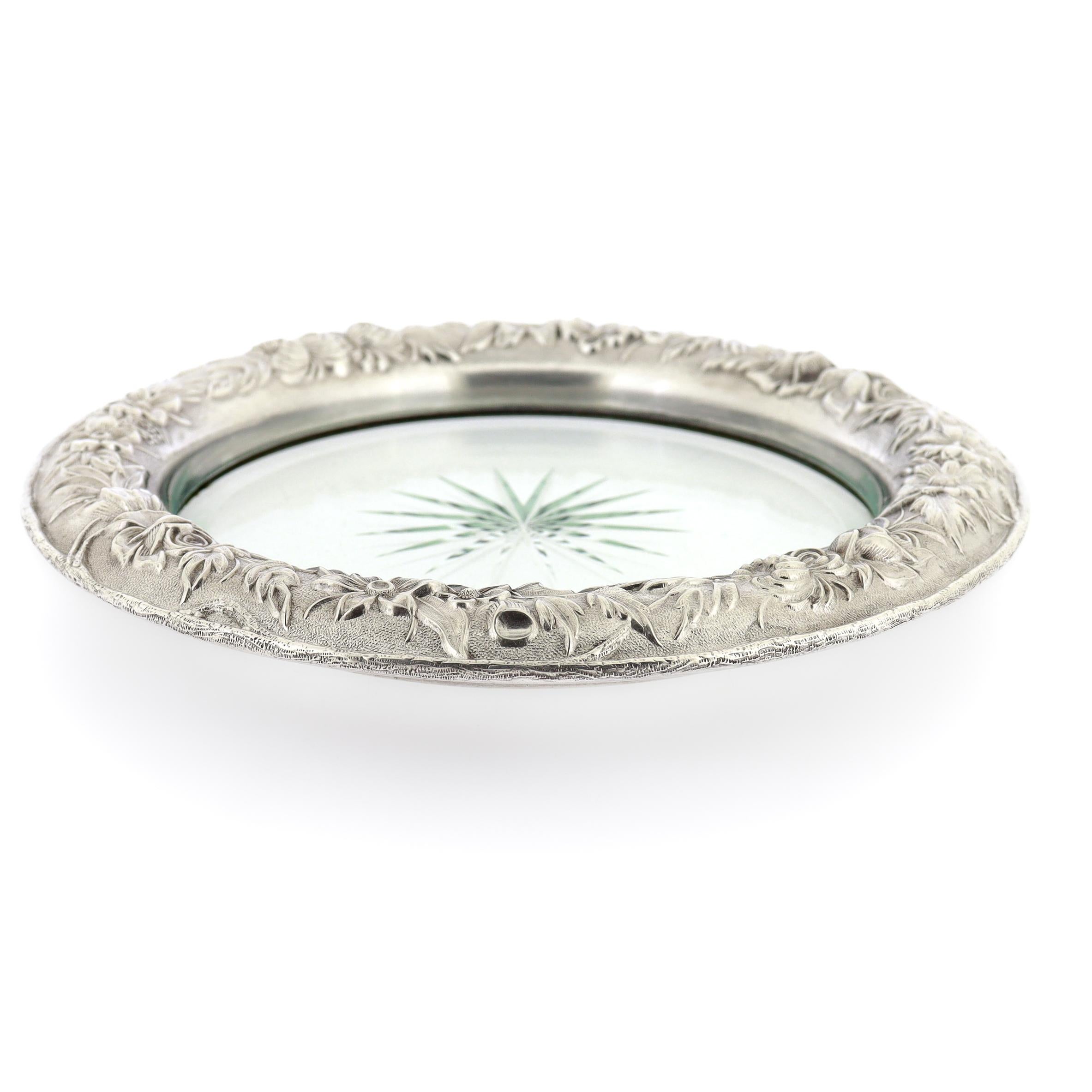 Grand sous-verre à vin Kirk & Son en argent sterling repoussé et verre taillé Bon état - En vente à Philadelphia, PA