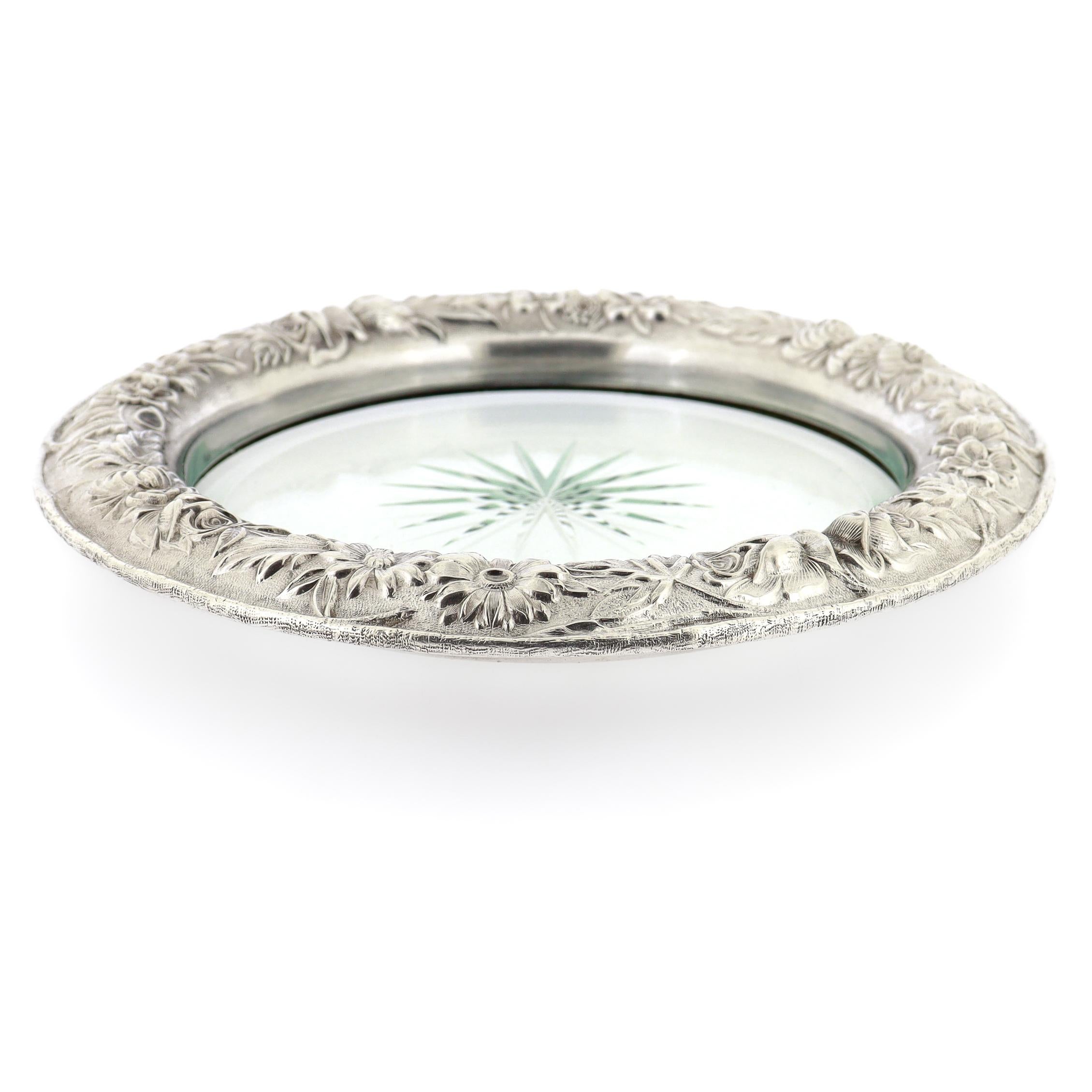 20ième siècle Grand sous-verre à vin Kirk & Son en argent sterling repoussé et verre taillé en vente