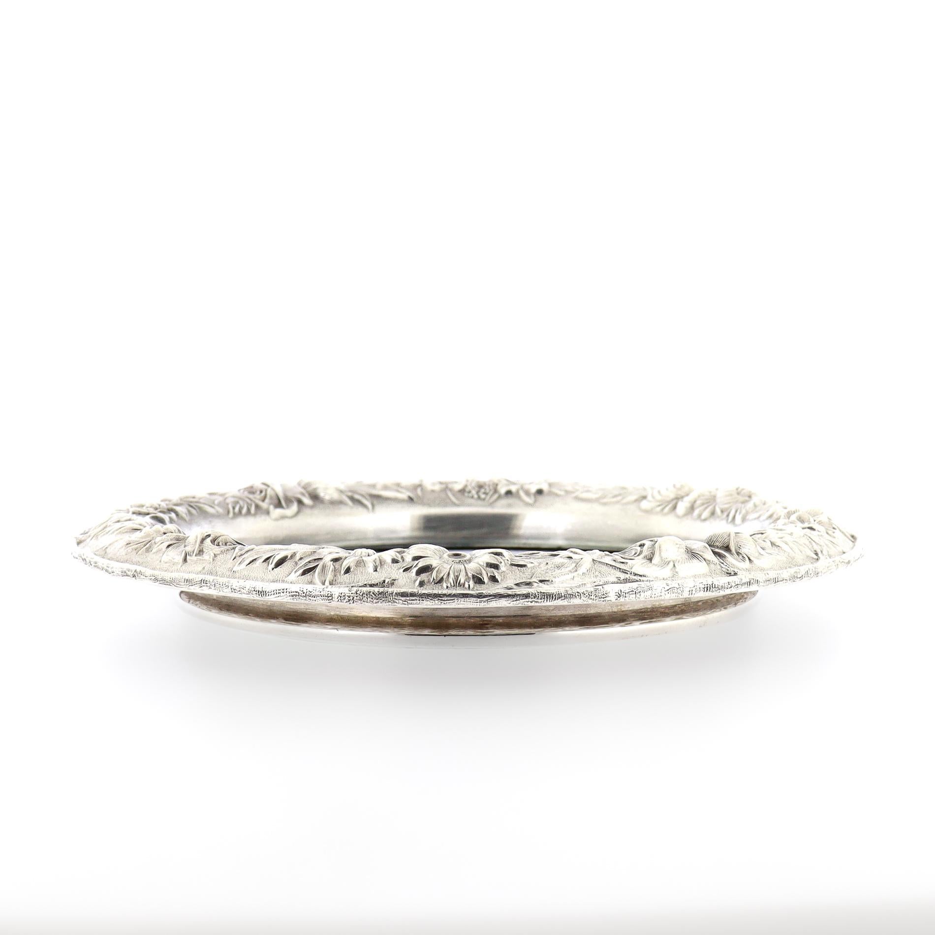 Argent sterling Grand sous-verre à vin Kirk & Son en argent sterling repoussé et verre taillé en vente