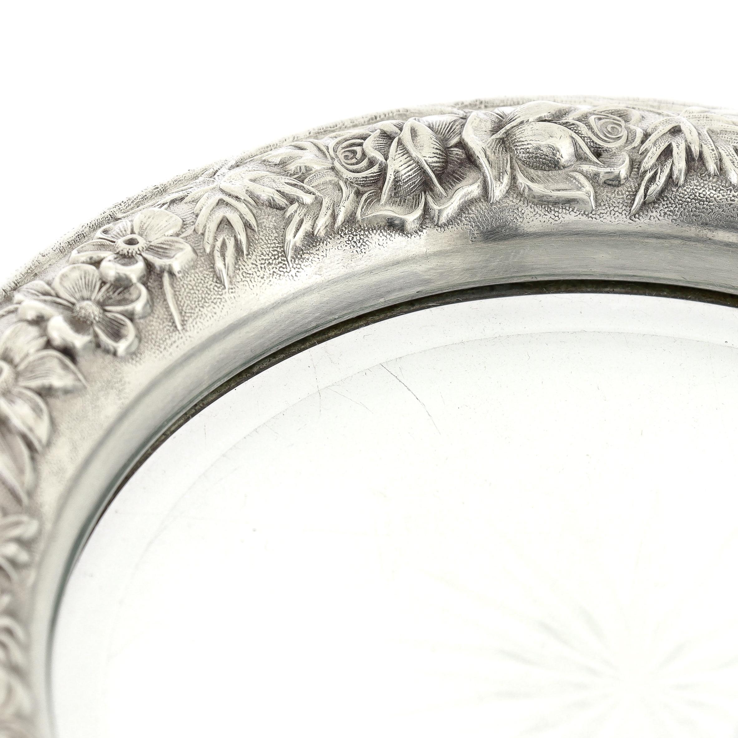 Grand sous-verre à vin Kirk & Son en argent sterling repoussé et verre taillé en vente 1