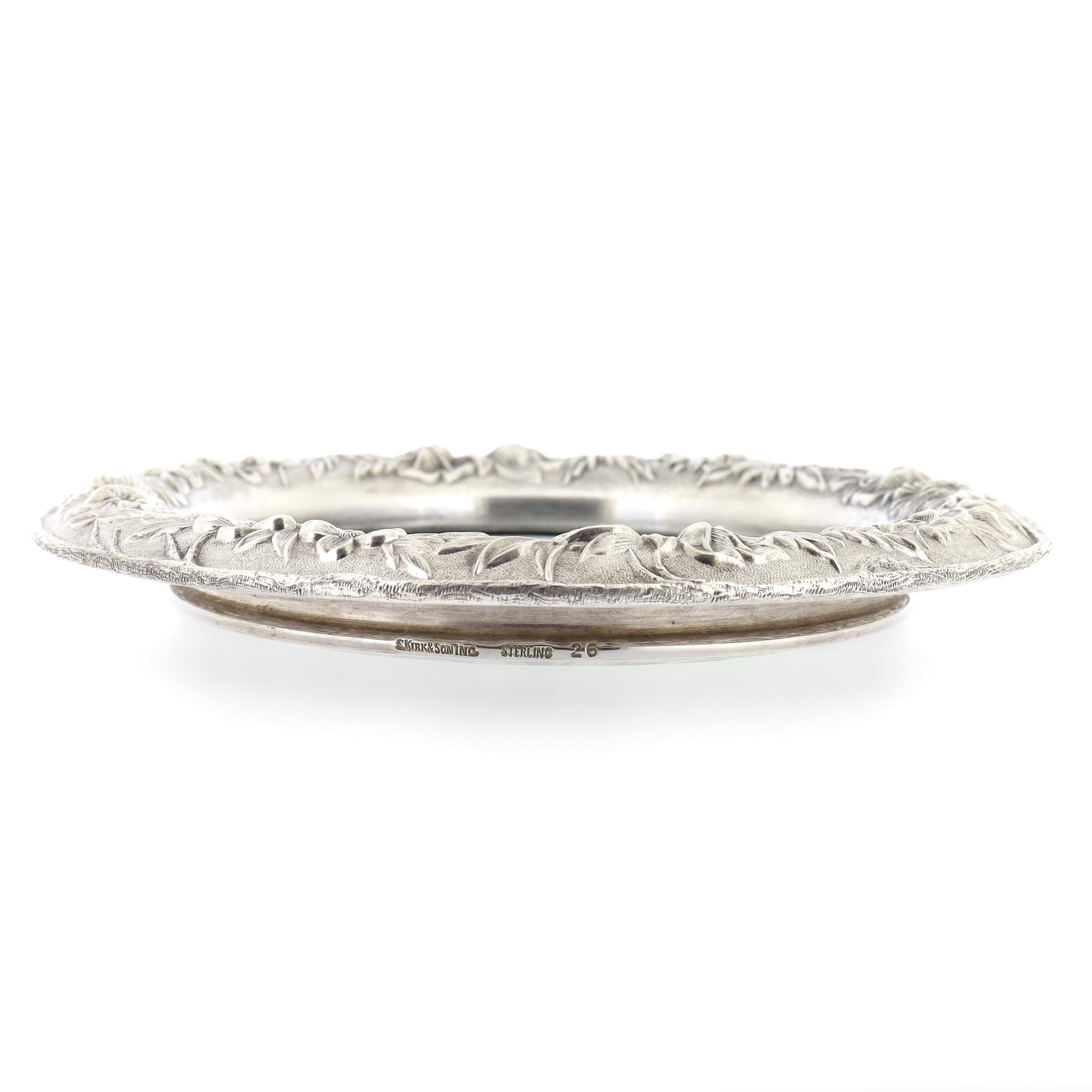 Grand sous-verre à vin Kirk & Son en argent sterling repoussé et verre taillé en vente 2