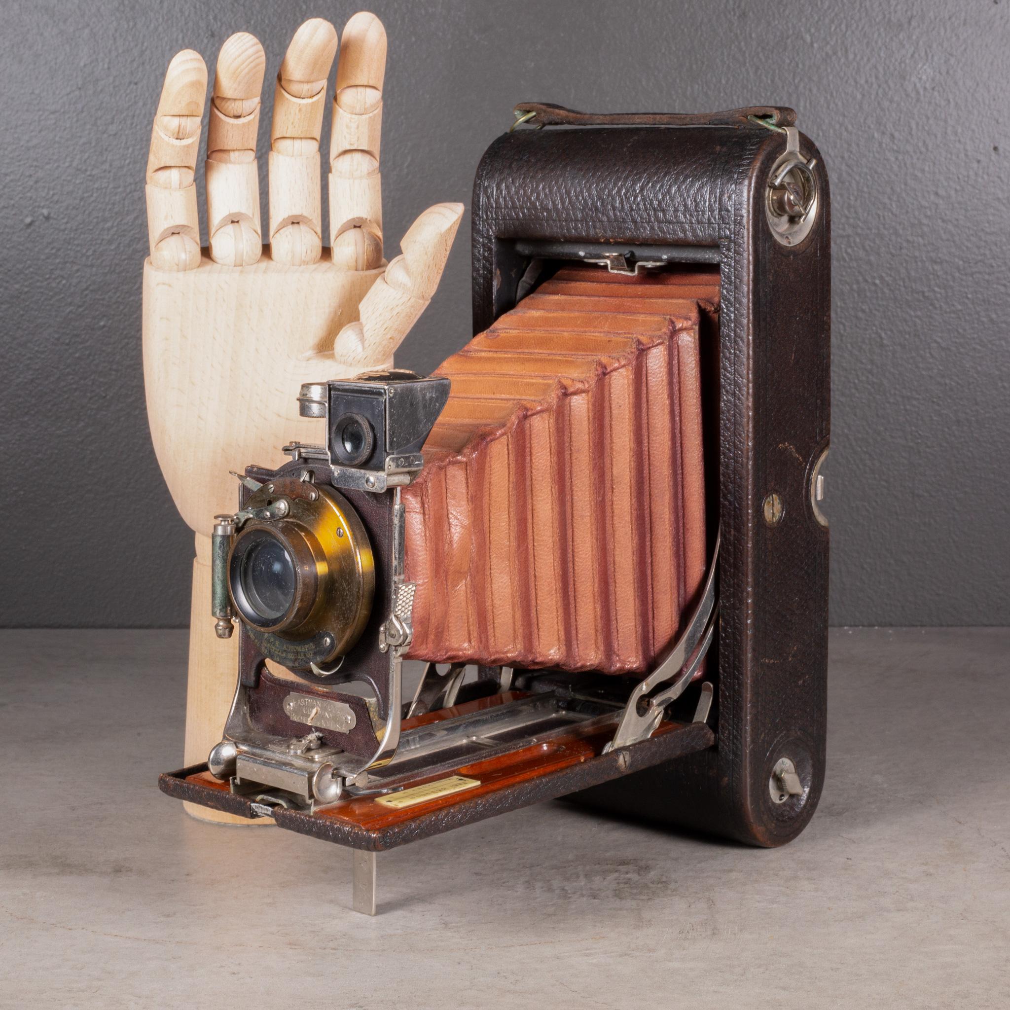 À PROPOS DE

Un grand appareil photo pliant Eastman Kodak No. 3A avec soufflet rouge et incrustation en acajou. La carrosserie est recouverte de cuir avec des touches de chrome et de laiton. L'appareil photo se plie pour atteindre 2 pouces. Cette