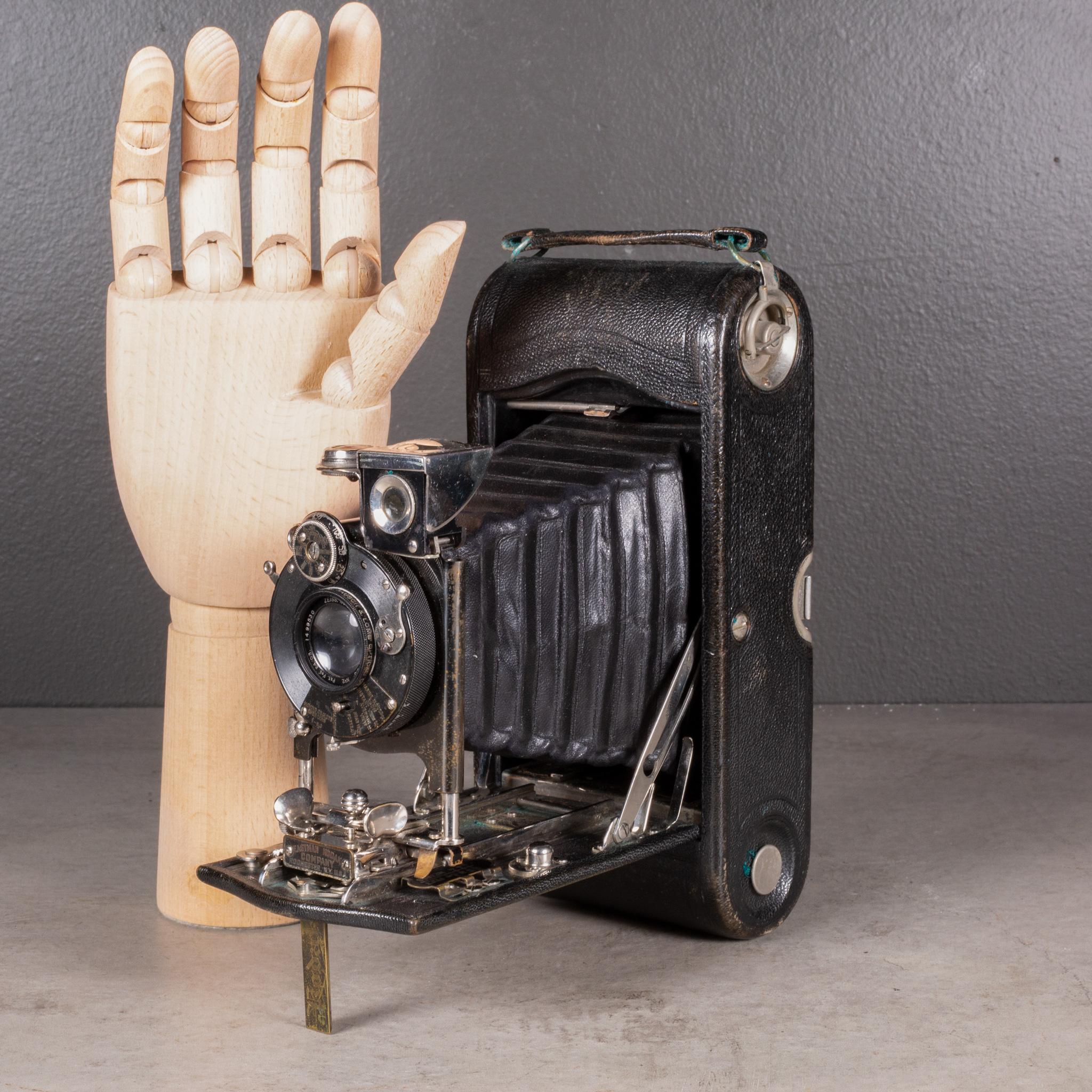 À PROPOS DE  

Un grand appareil photo pliant Eastman Kodak Anastigmat No.2 enveloppé de cuir avec des accents de chrome et de laiton. Étui en cuir d'origine avec serrure en laiton. Se plie en douceur jusqu'à 2,25 pouces. Cet appareil a conservé sa
