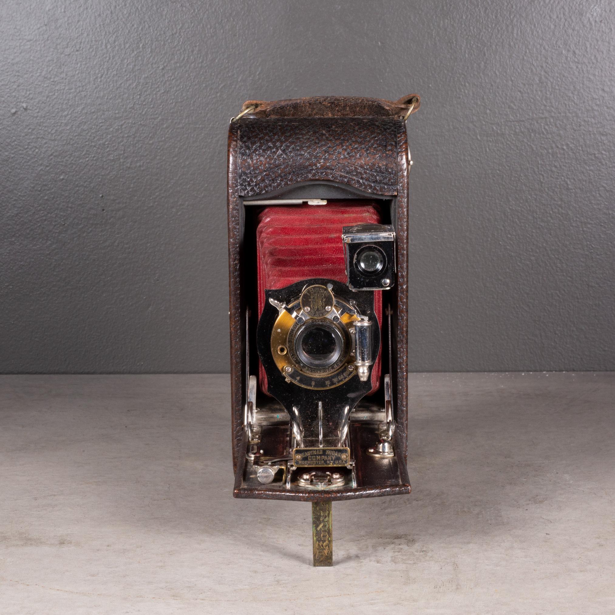 Gran cámara de bolsillo plegable Kodak nº 2C/Estuche de cuero c.1914 Industrial en venta