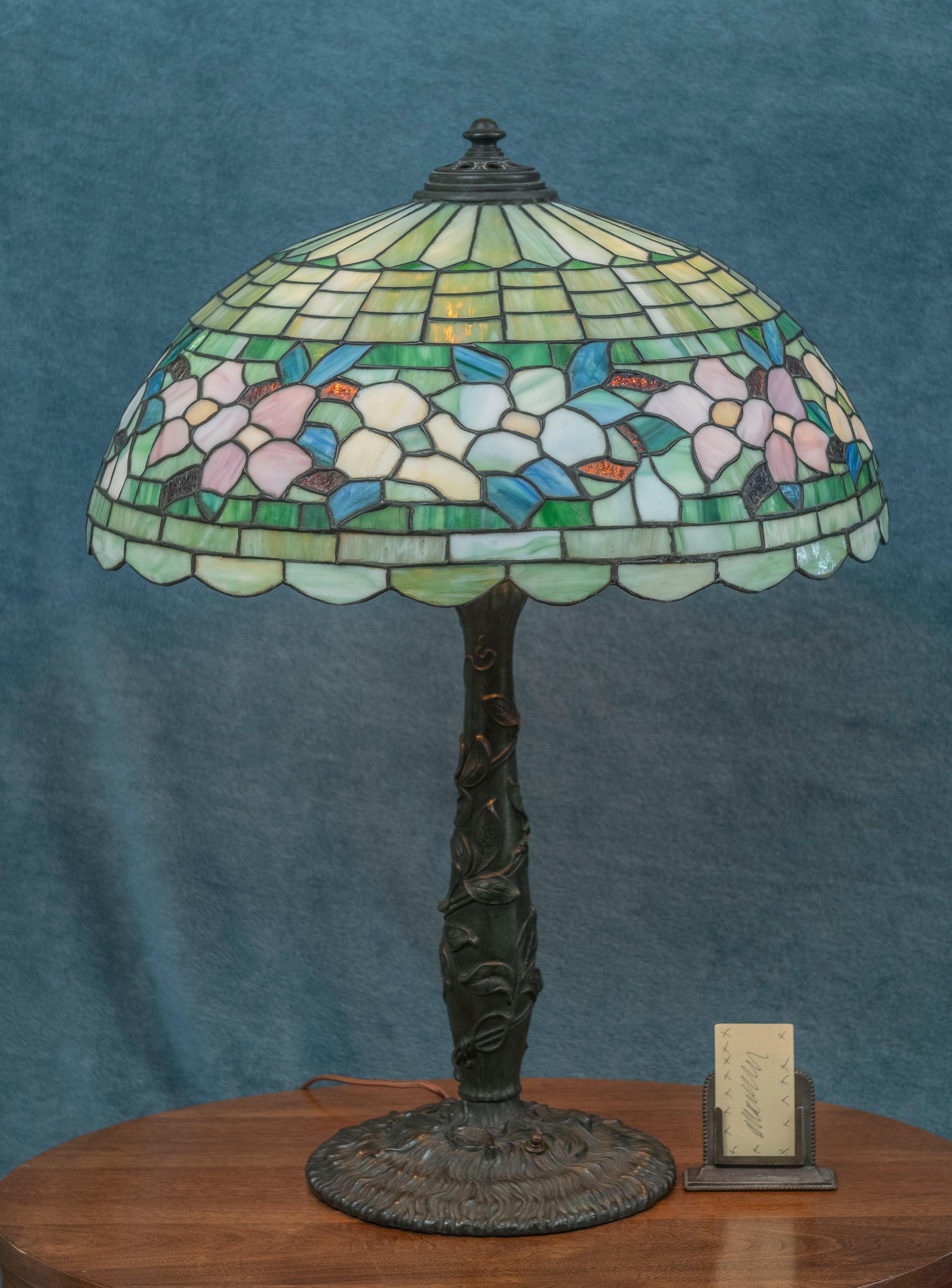20ième siècle Grande lampe de bureau ancienne en verre plombé de Wilkinson Co. B'klyn N.Y vers 1910 en vente