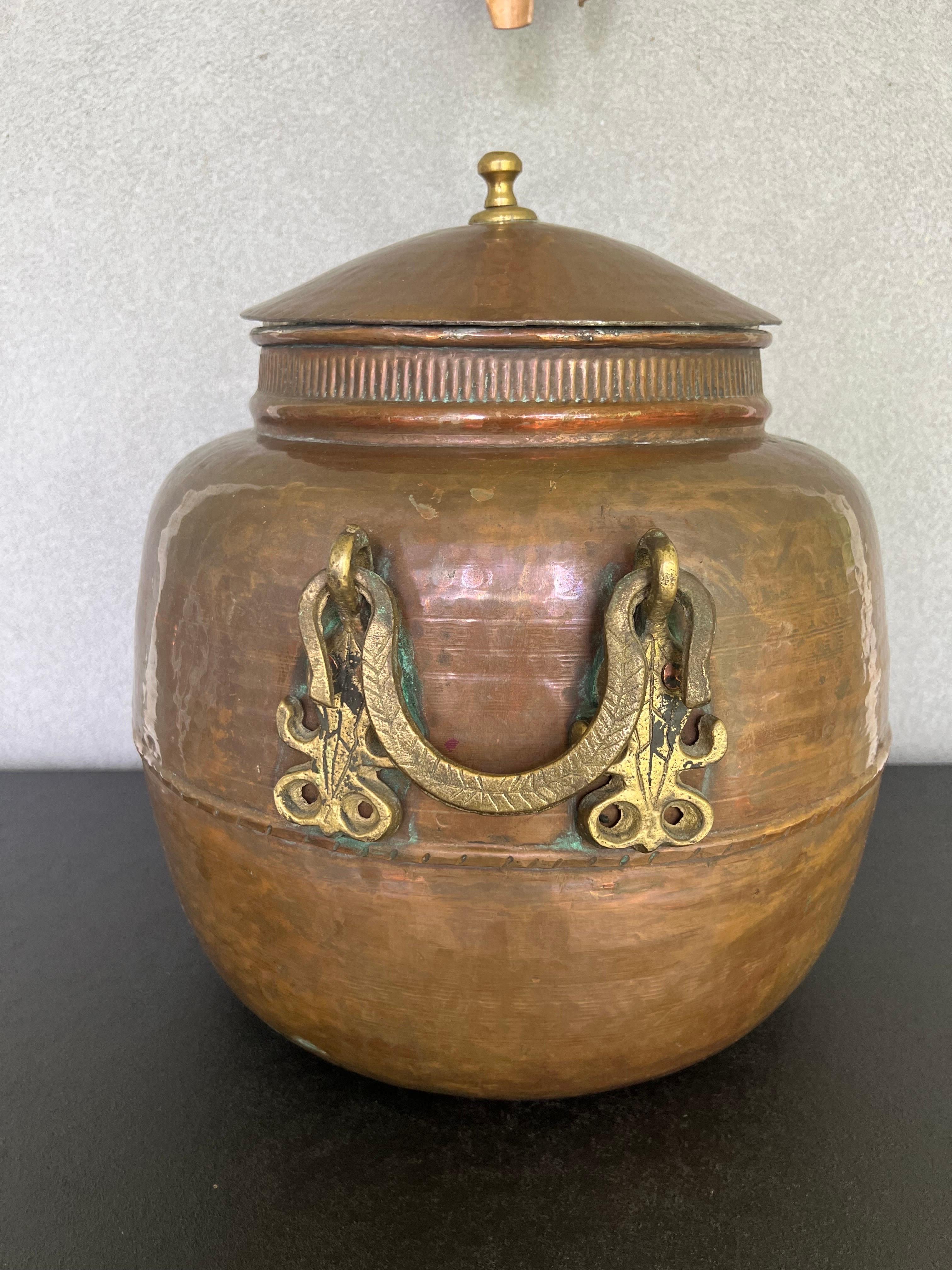Martelé Grand pot/bouilloire en cuivre Lidid ancien fabriqué en Turquie   en vente