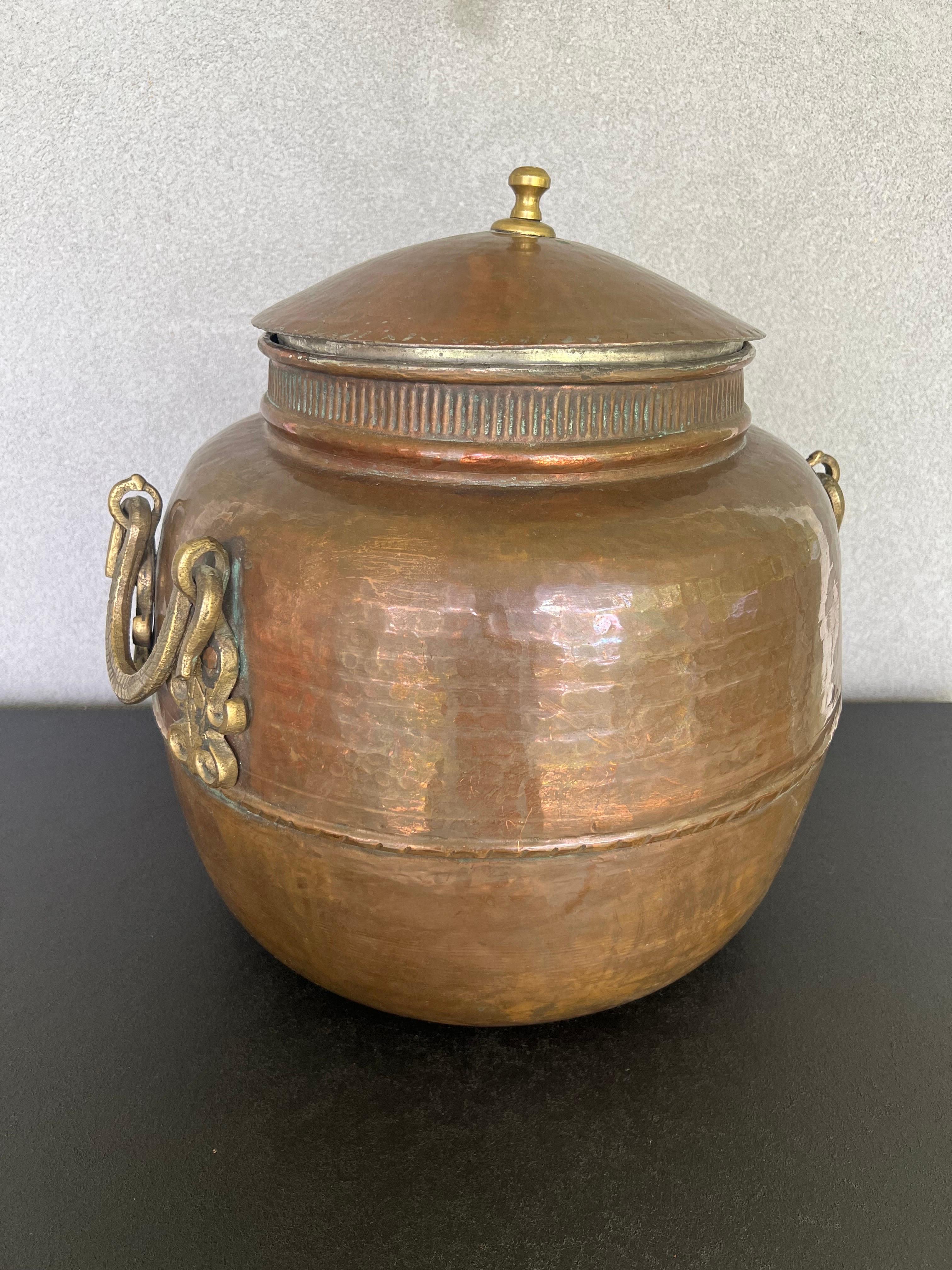 Large Antique Lidid Copper Pot/Cauldron Made in Turkey   In Good Condition For Sale In Fort Washington, MD