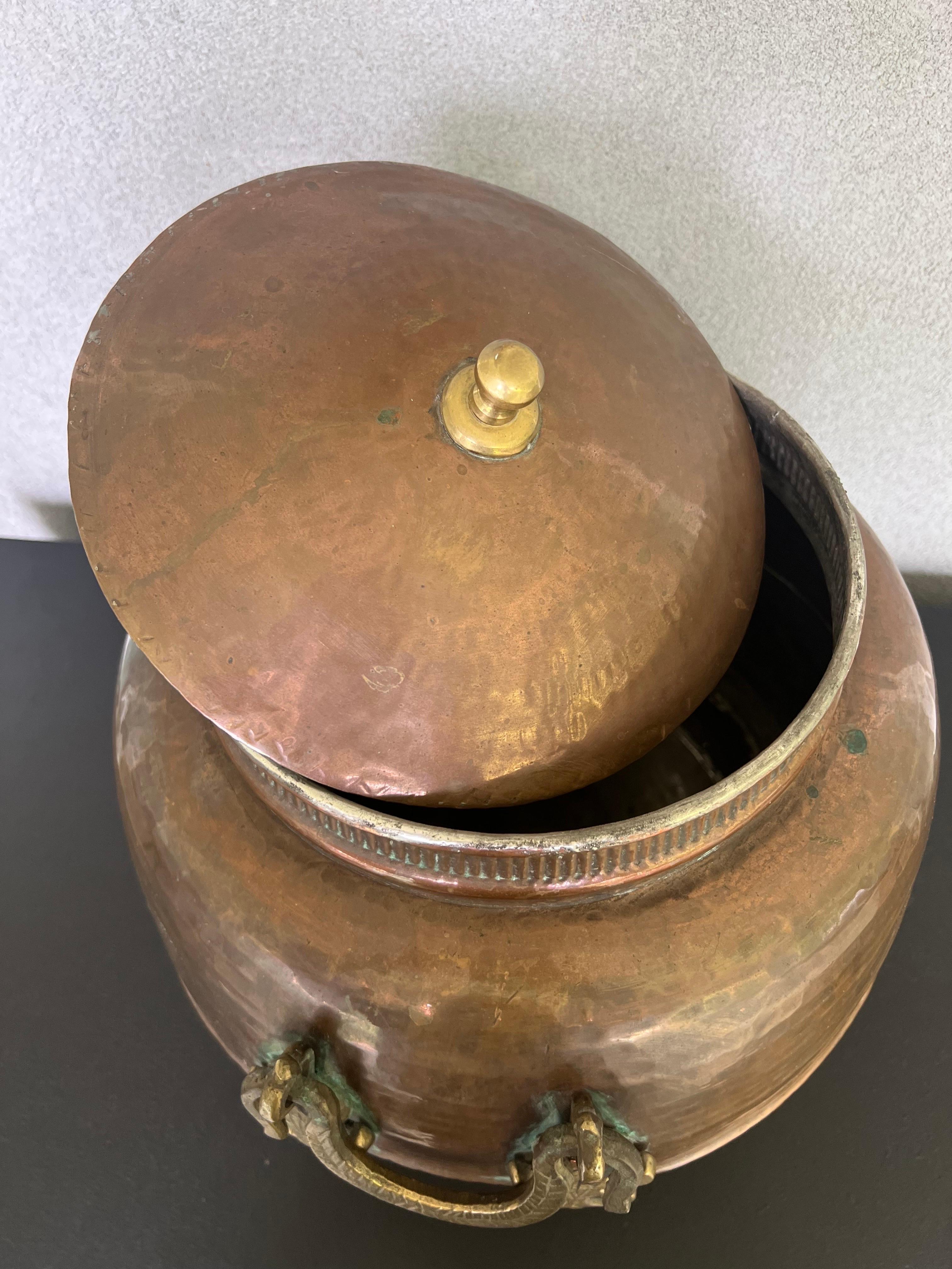 Laiton Grand pot/bouilloire en cuivre Lidid ancien fabriqué en Turquie   en vente
