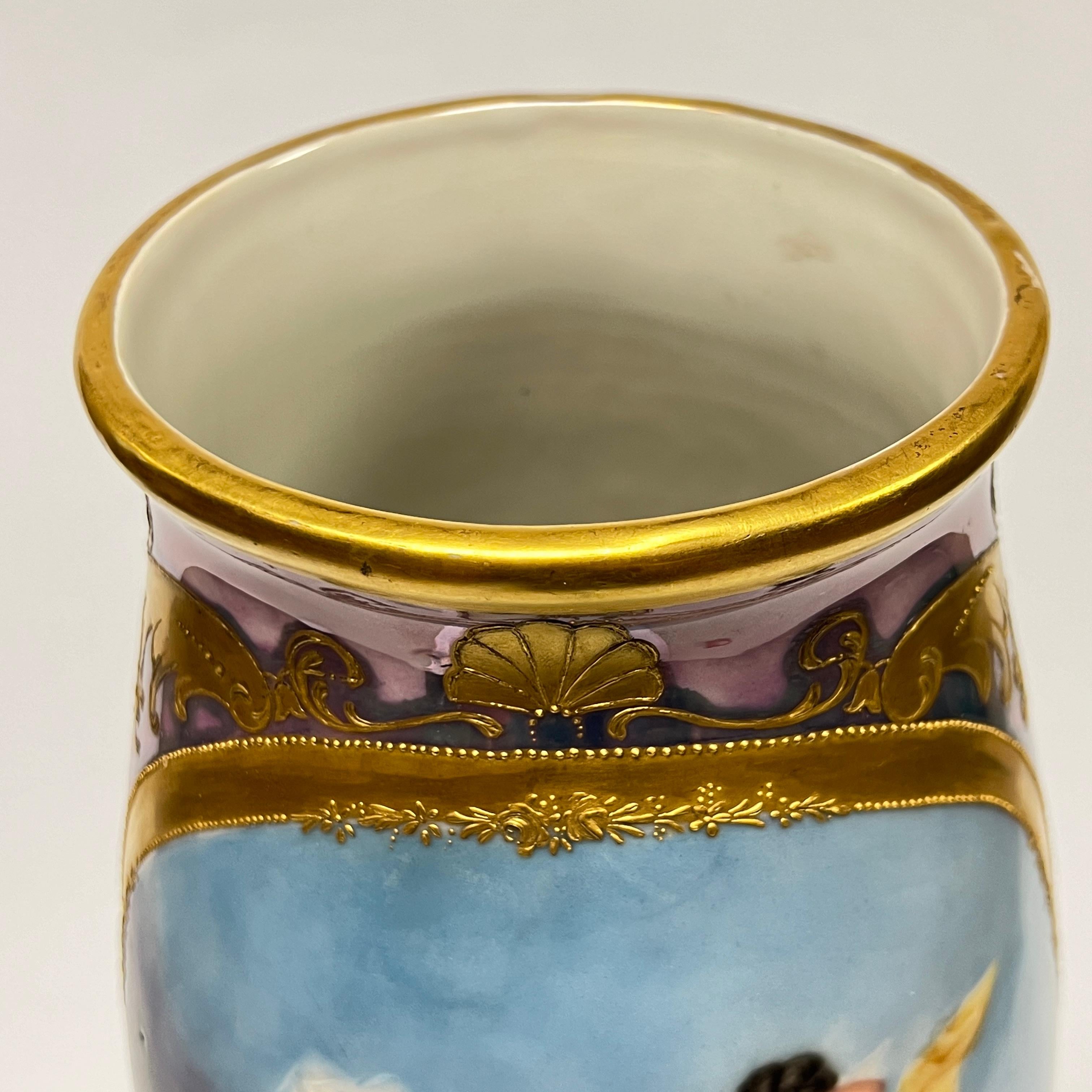 Grande vaso antico in porcellana di Limoges figurativo e dorato in vendita 4