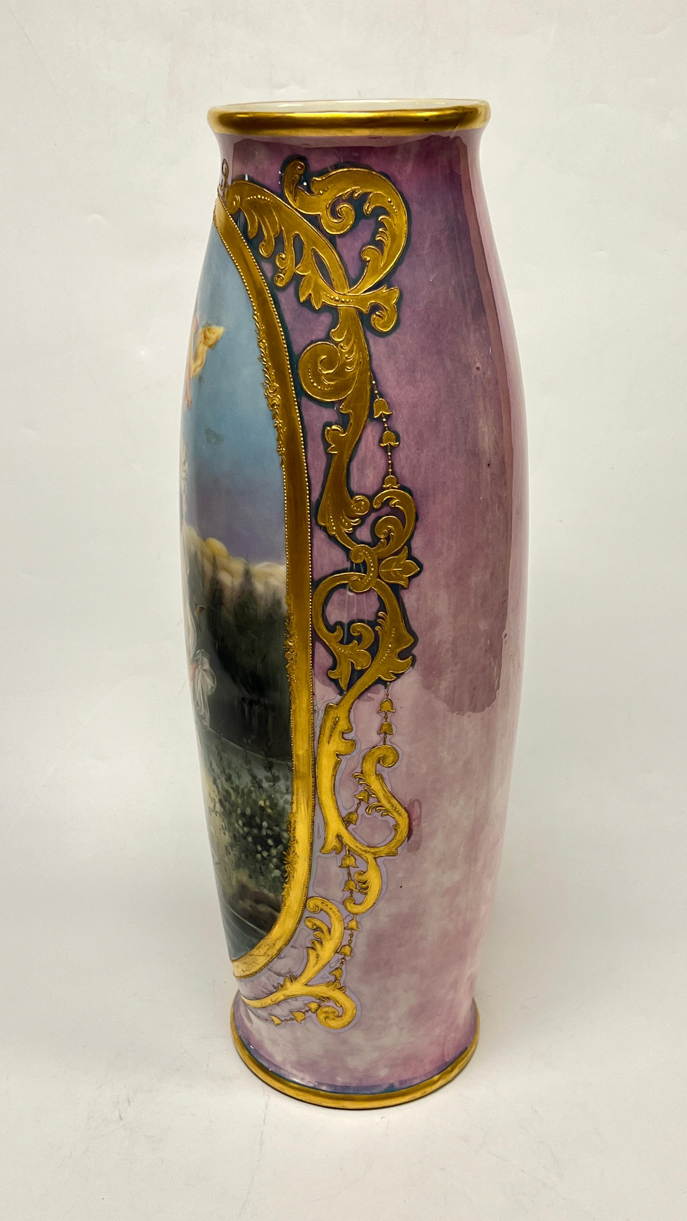 Il nostro imponente vaso in porcellana di Tressemanes & Voght di Limoges (Francia), alto 22 pollici, risale agli anni Ottanta del XIX secolo e presenta un delizioso smalto viola screziato, ampie decorazioni dorate in rilievo e un grande cartiglio