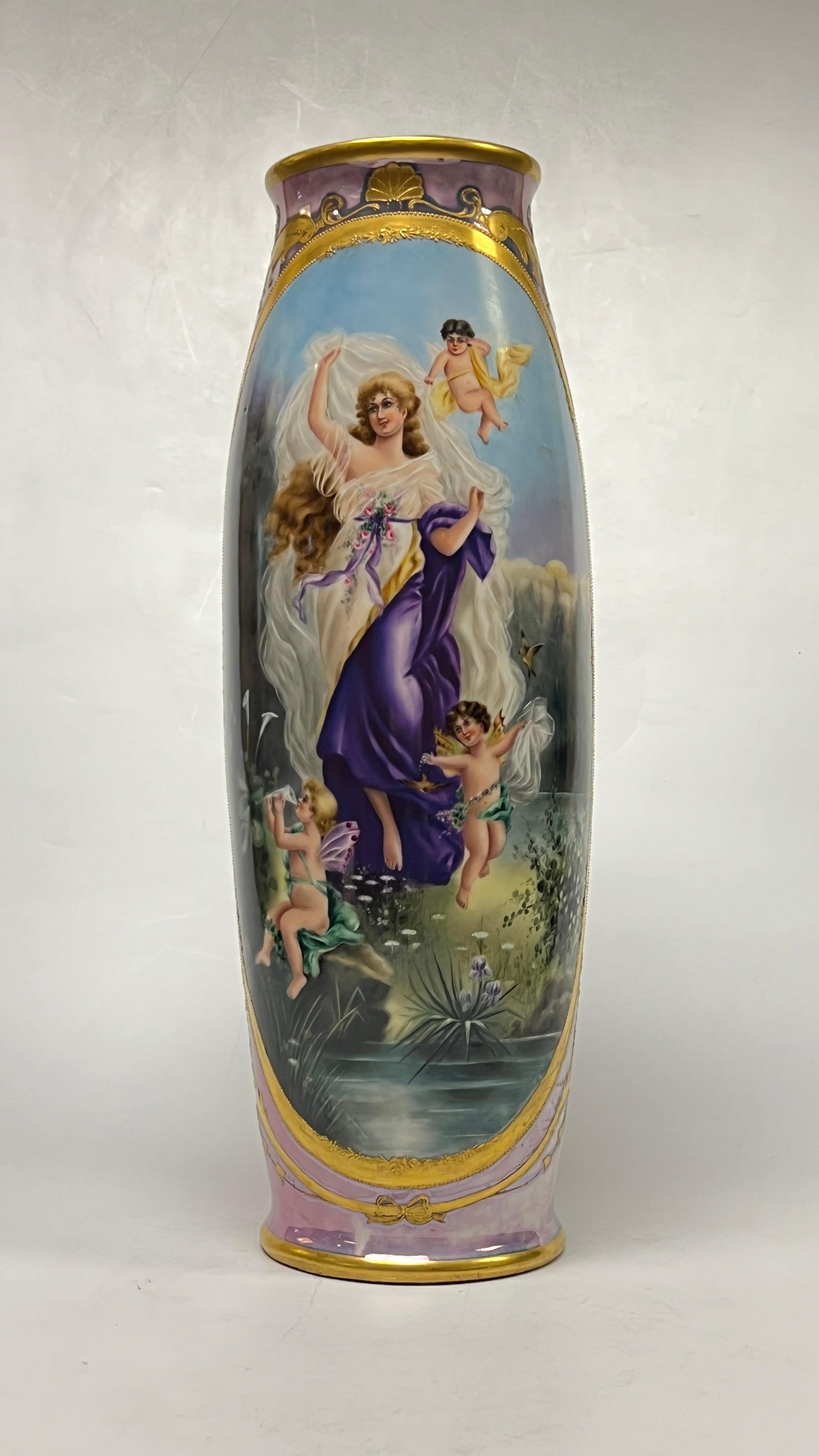 Francese Grande vaso antico in porcellana di Limoges figurativo e dorato in vendita