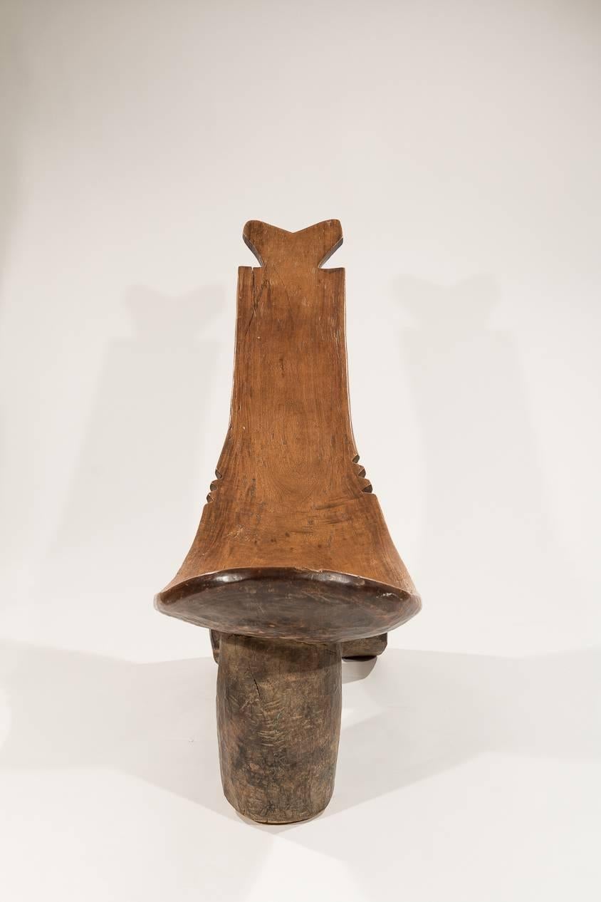 Sculptée dans une seule pièce de bois dense, cette grande chaise est comme une pièce de sculpture fonctionnelle dans votre maison. Très confortable pour s'allonger, c'est une pièce rare de mobilier africain.