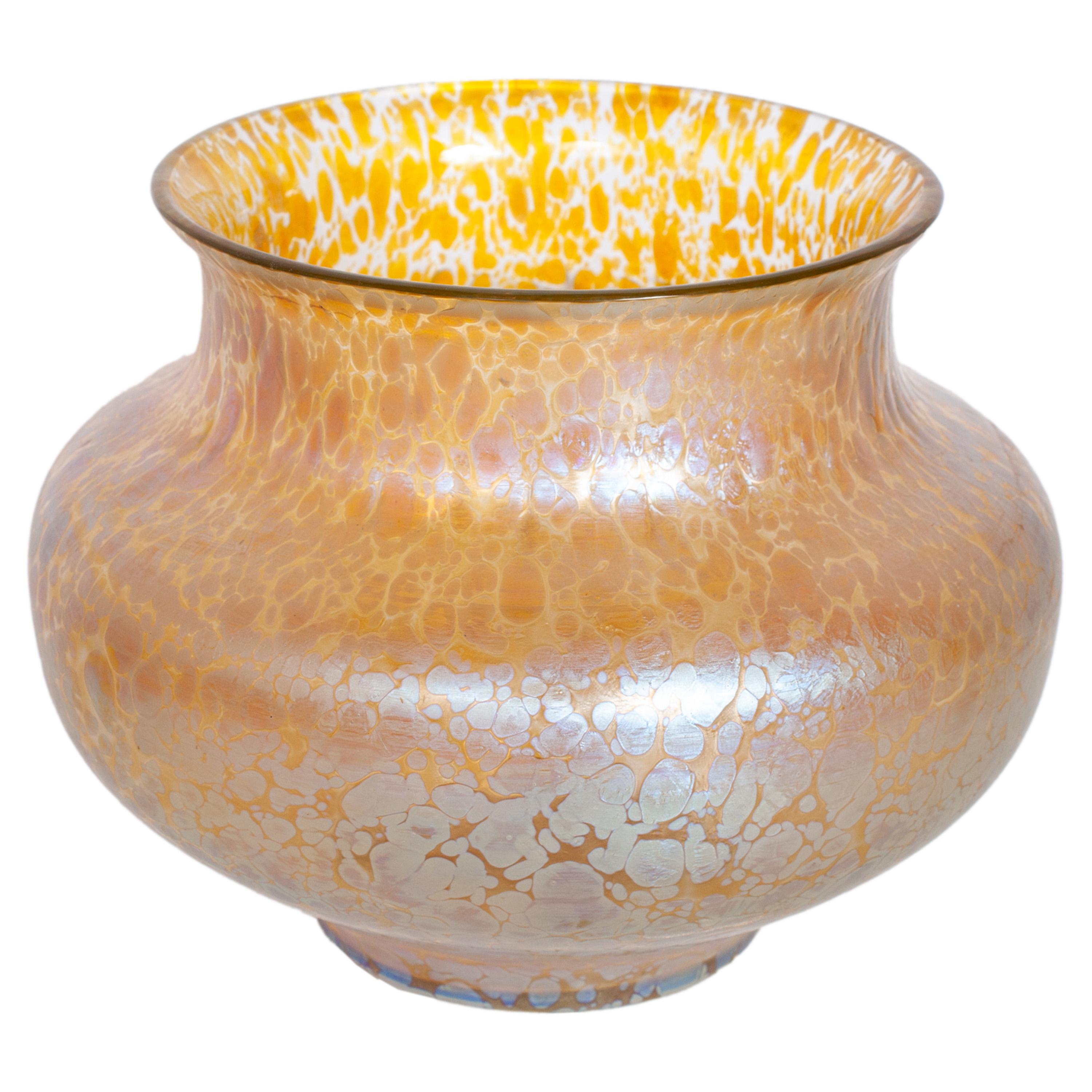 Eine schöne und große antike Art Nouveau Loetz Canida Papillon Glasvase, um 1898.

Die Vase hat einen weit ausladenden Hals und einen bauchigen Körper und steht auf einem runden Fuß. Die Vase ist über und über mit schillernden Flecken aus