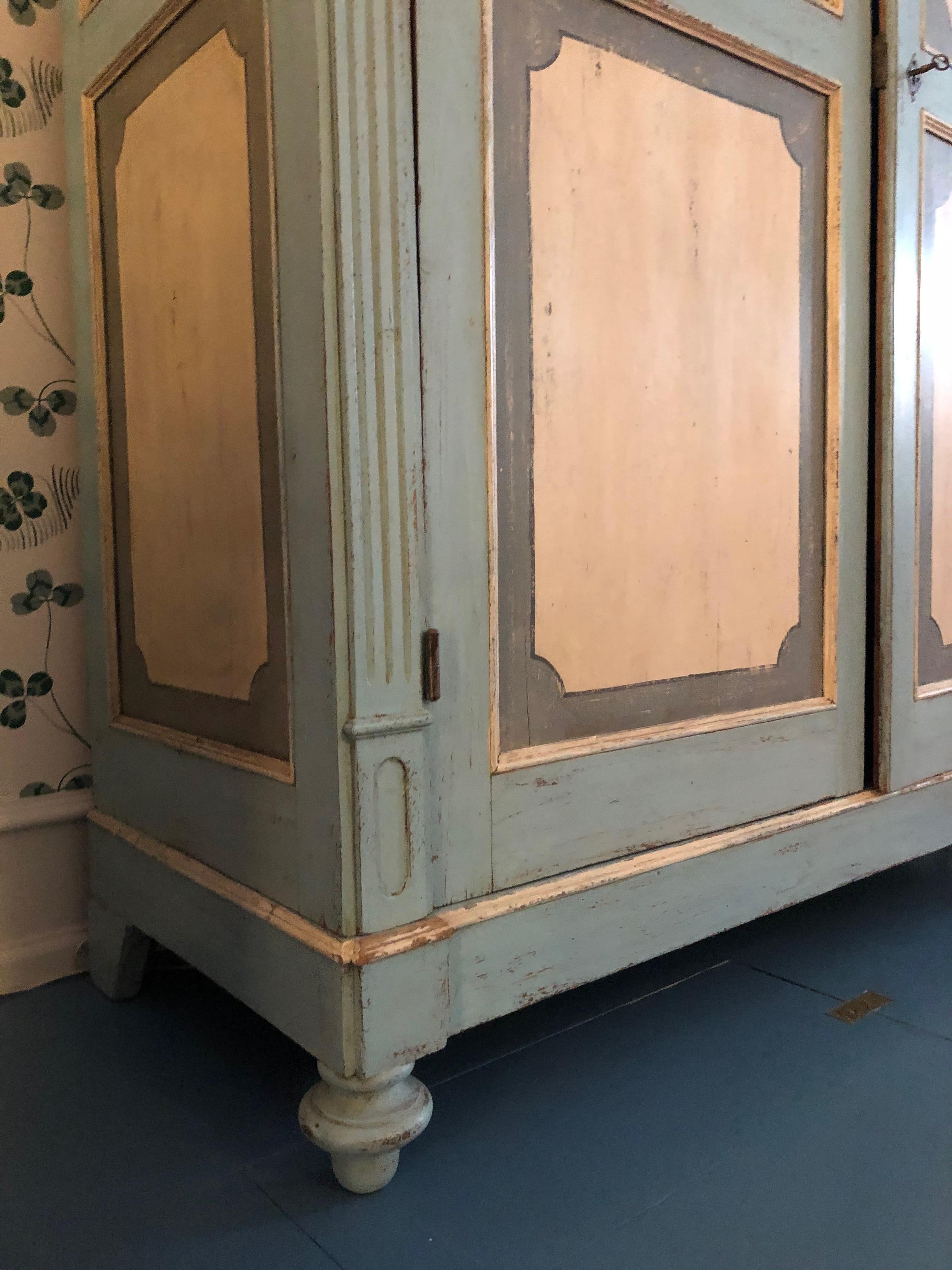 Large Antique Lombardian Cabinet in Painted Solid Larch Wood, 1840s In Good Condition In Copenhagen K, DK