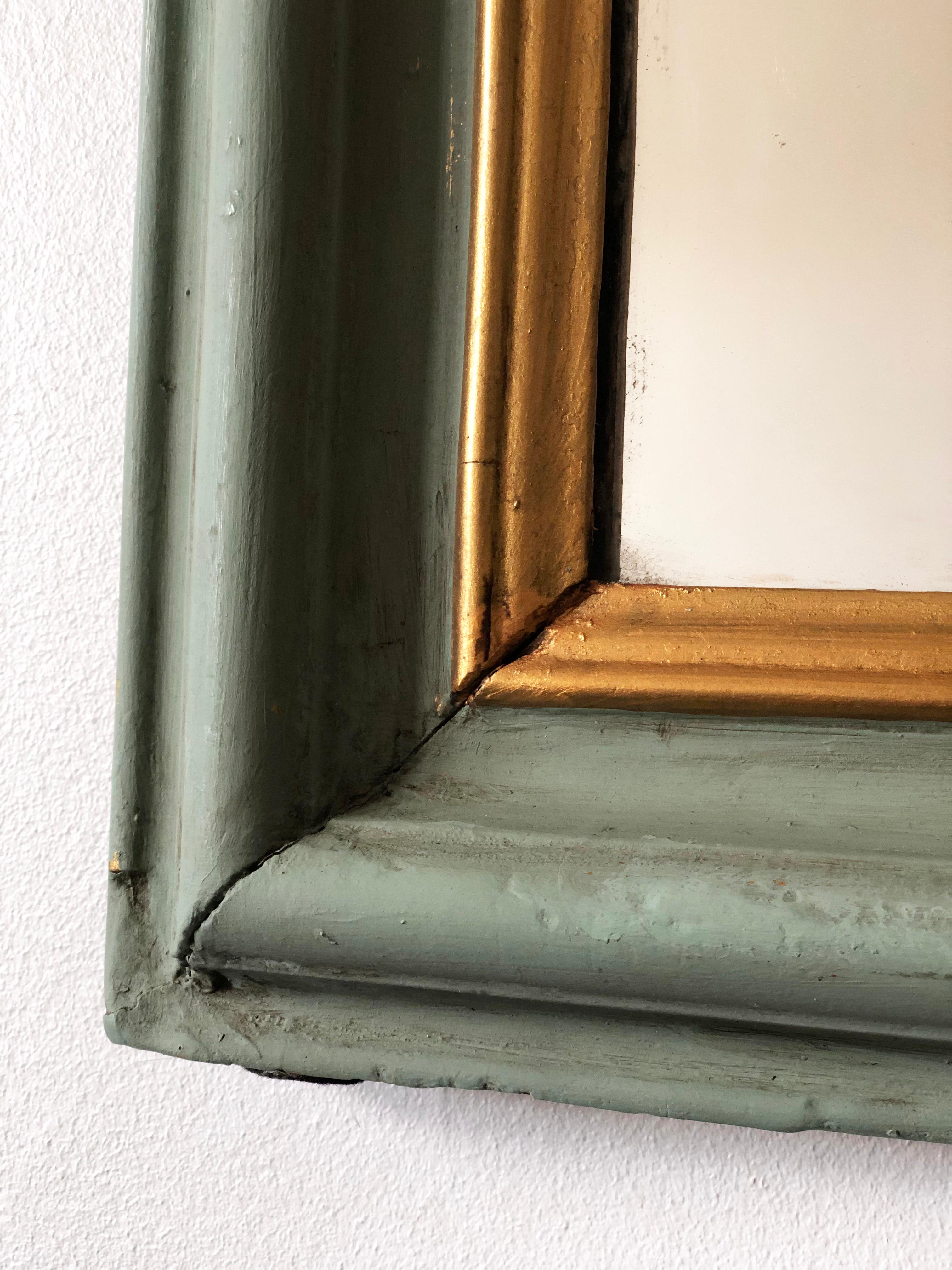 Miroir français Louis Philippe, datant de la fin du 19e siècle.
Le miroir présente un cadre vert raffiné avec des garnitures dorées douces et un dessus gracieusement incurvé, dégageant une élégance et un charme intemporels.

Objet : Miroir
Designer