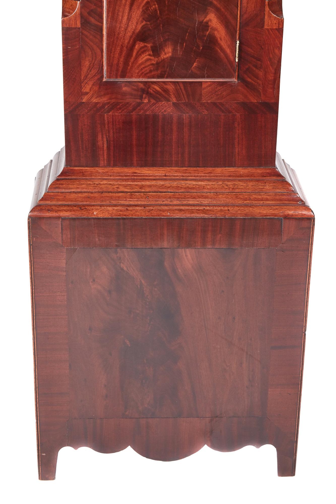 Gran reloj antiguo de caoba de caja larga con esfera pintada de 8 días y frontón de cuello de cisne, magnífica esfera pintada con arcos de colores [se puede reparar el ligero desgaste] con segundero, movimiento de 8 días que marca la hora con una
