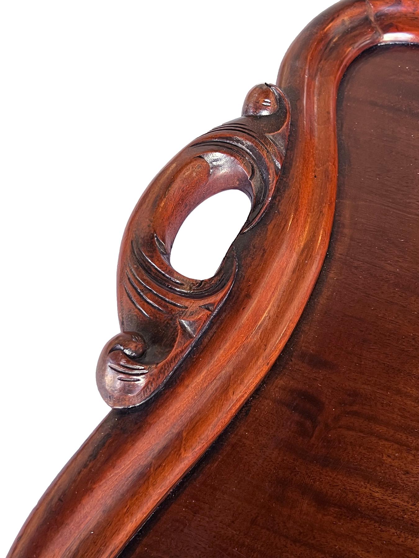 Gran bandeja antigua de caoba para mayordomo con asas caladas de follaje Victoriano tardío en venta