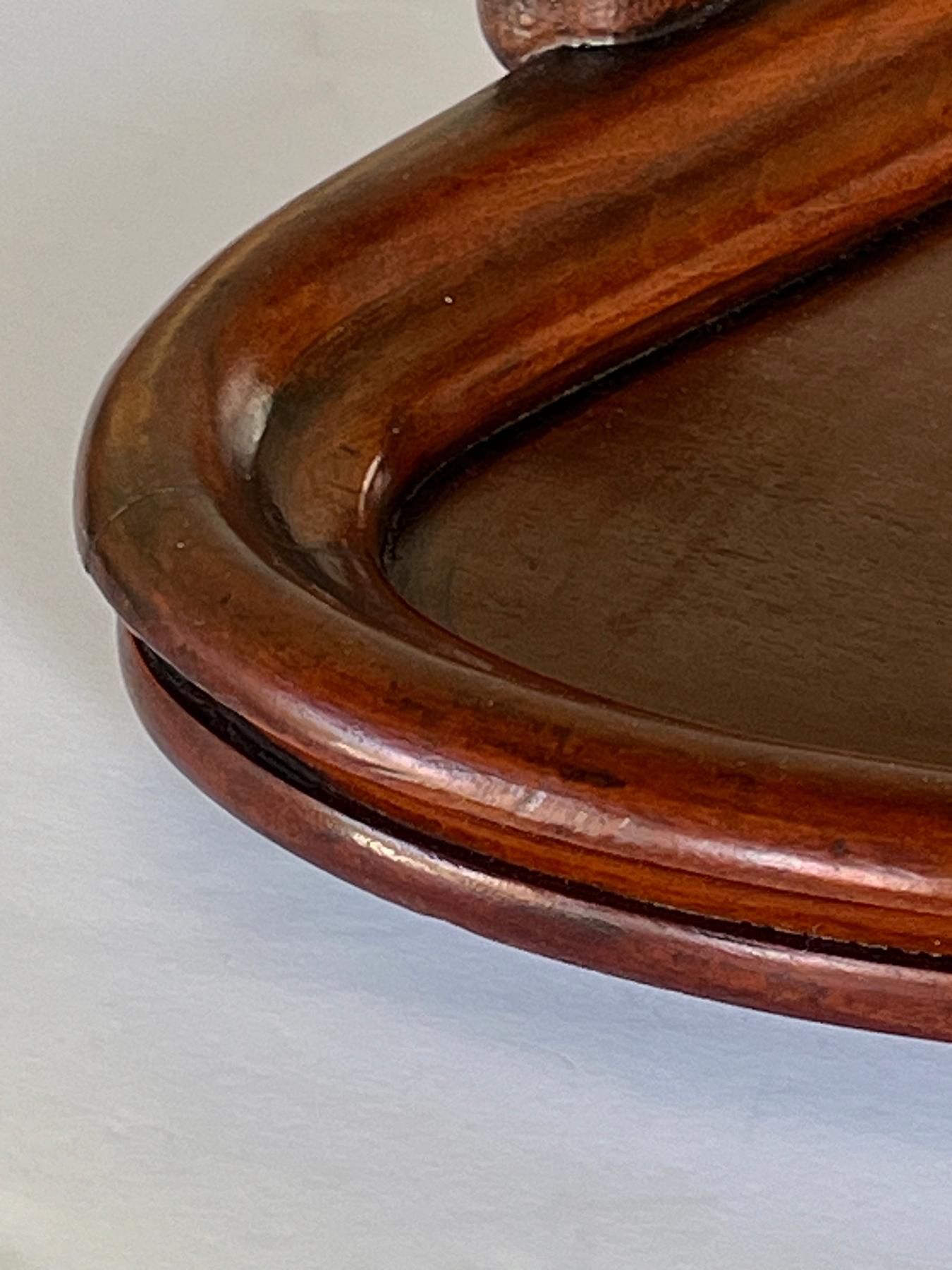 Gran bandeja antigua de caoba para mayordomo con asas caladas de follaje Tallado en venta