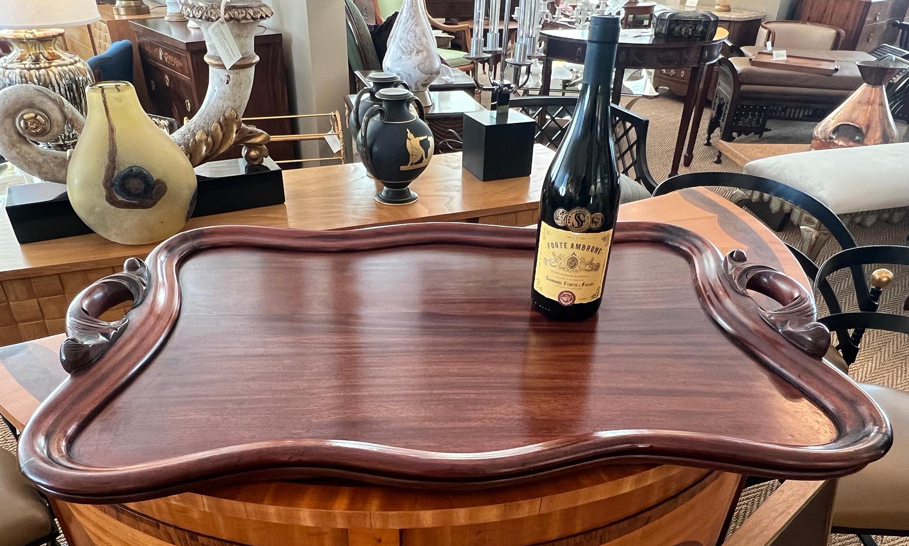Gran bandeja antigua de caoba para mayordomo con asas caladas de follaje principios del siglo XX en venta