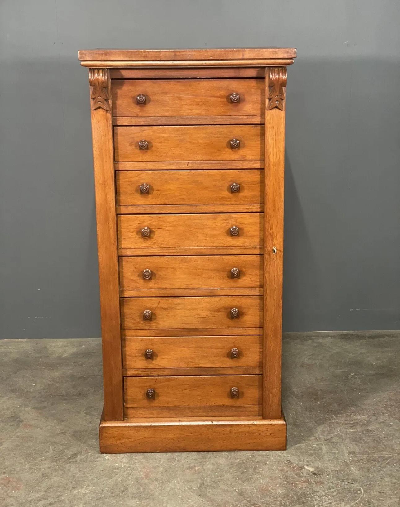 Large Wellington chest dating to the Edwardian period, consisting of eight dovetailed drawers with original hand turned mahogany knobs. In very good condition with working lock and two keys. 