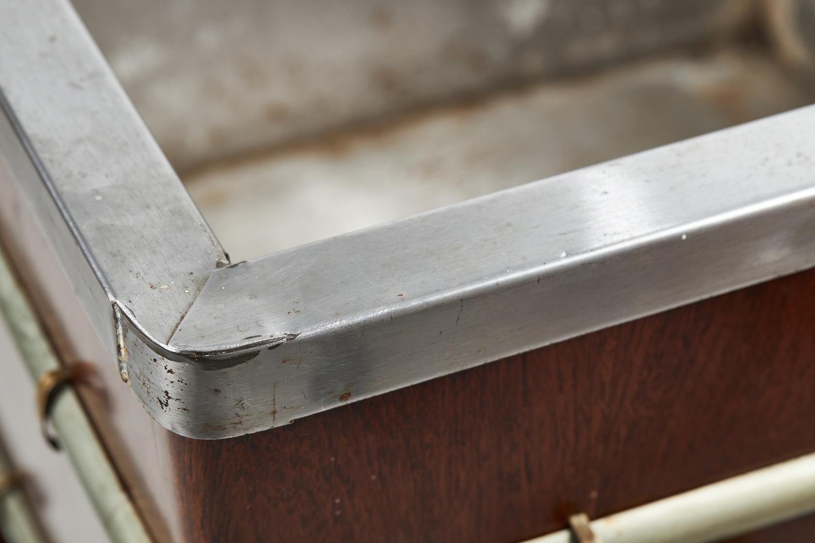 Großer antiker Mahagoni-Weinkühler, hochwertiger metallgebundener Weinkühler mit originalen Messing-Tragegriffen und Zinnauskleidung. Der quadratische, sich verjüngende Kühler steht auf einem Originalständer mit geformten Beinen.