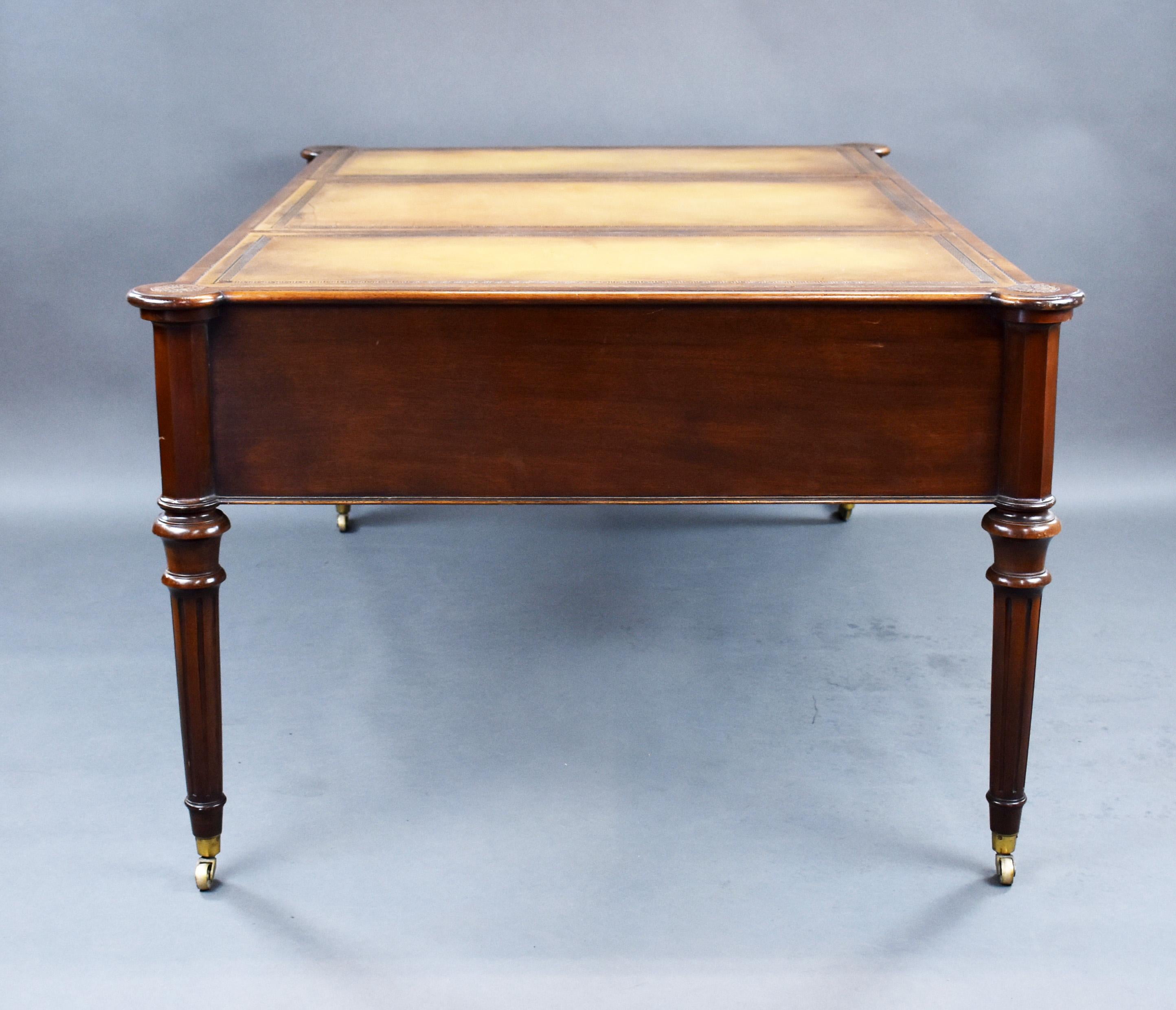Large Antique Mahogany Writing Table In Good Condition For Sale In Chelmsford, Essex