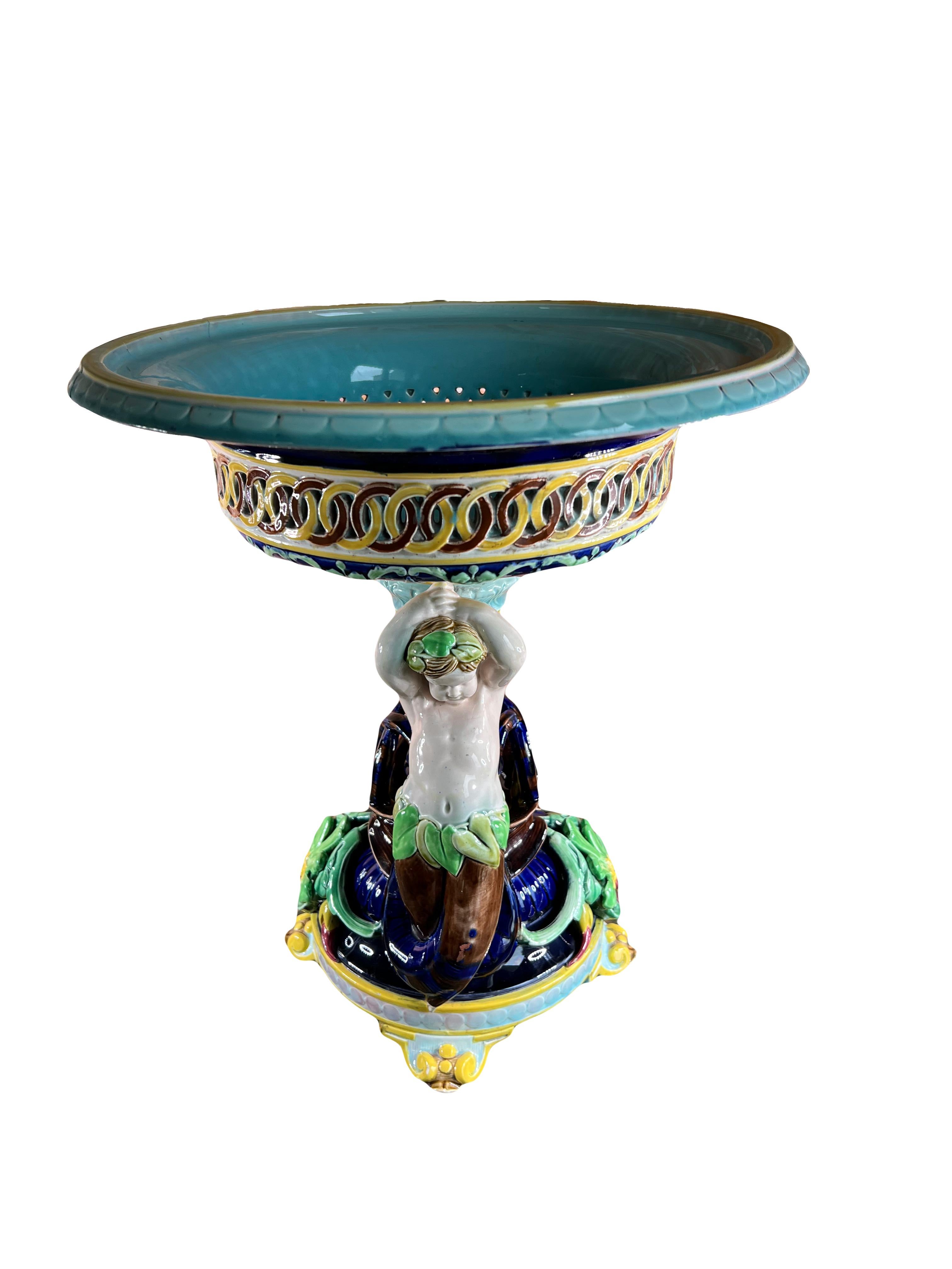 Art nouveau Grande pièce centrale en majolique ancienne avec putti de Sarreguemines France, 19e en vente