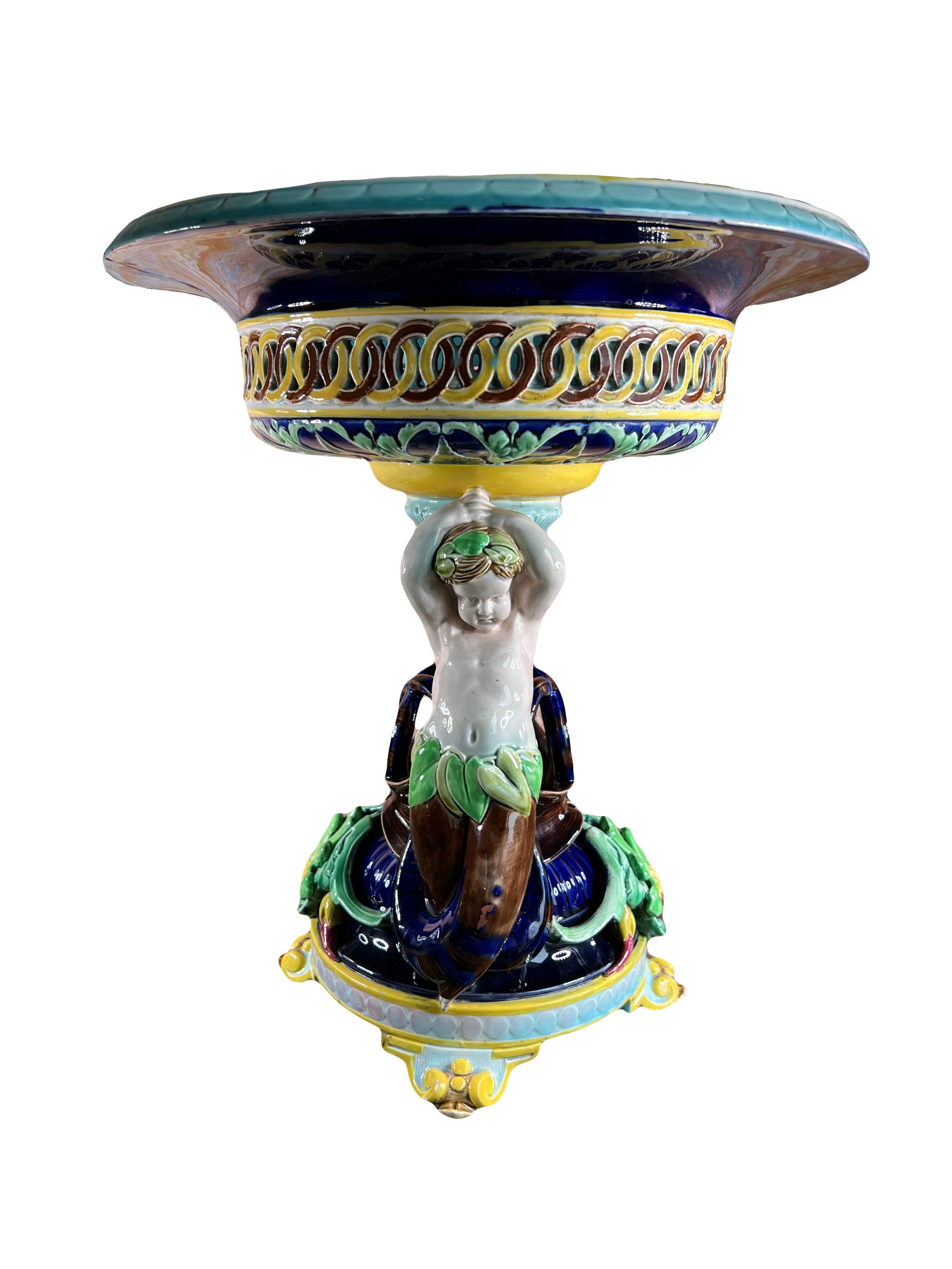 Grande pièce centrale en majolique ancienne avec putti de Sarreguemines France, 19e Bon état - En vente à LA FERTÉ-SOUS-JOUARRE, FR