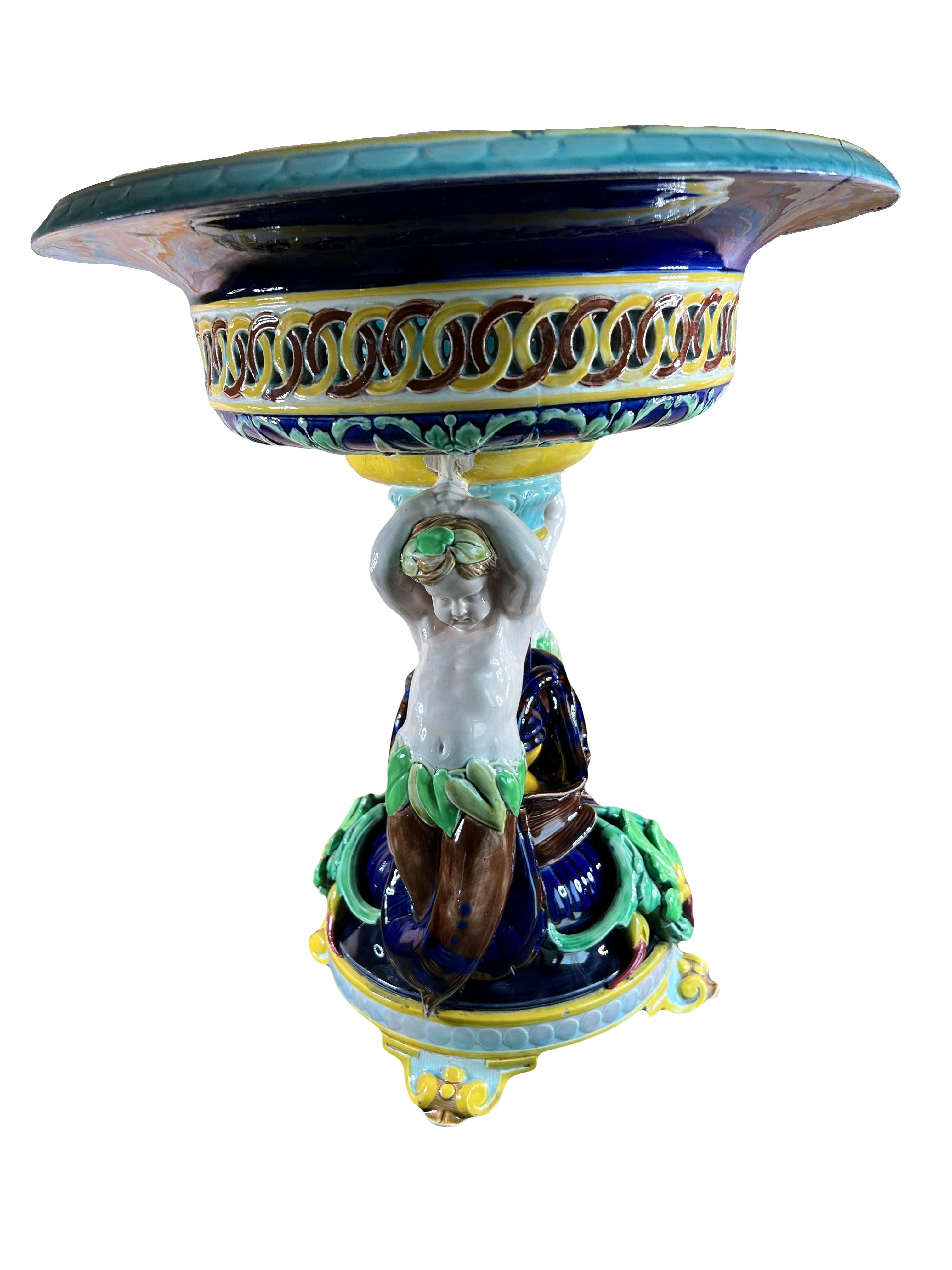 XIXe siècle Grande pièce centrale en majolique ancienne avec putti de Sarreguemines France, 19e en vente