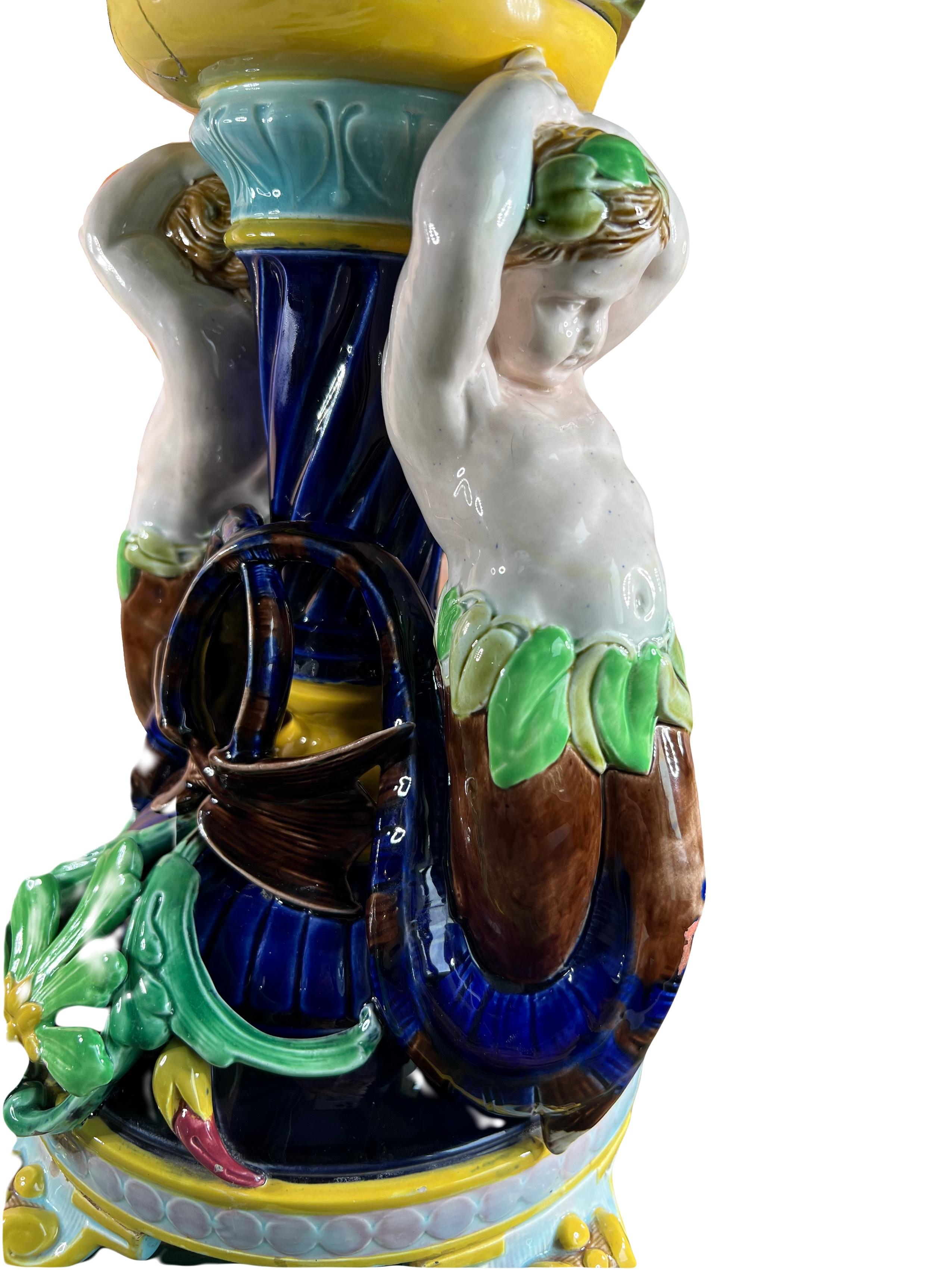 Faïence Grande pièce centrale en majolique ancienne avec putti de Sarreguemines France, 19e en vente