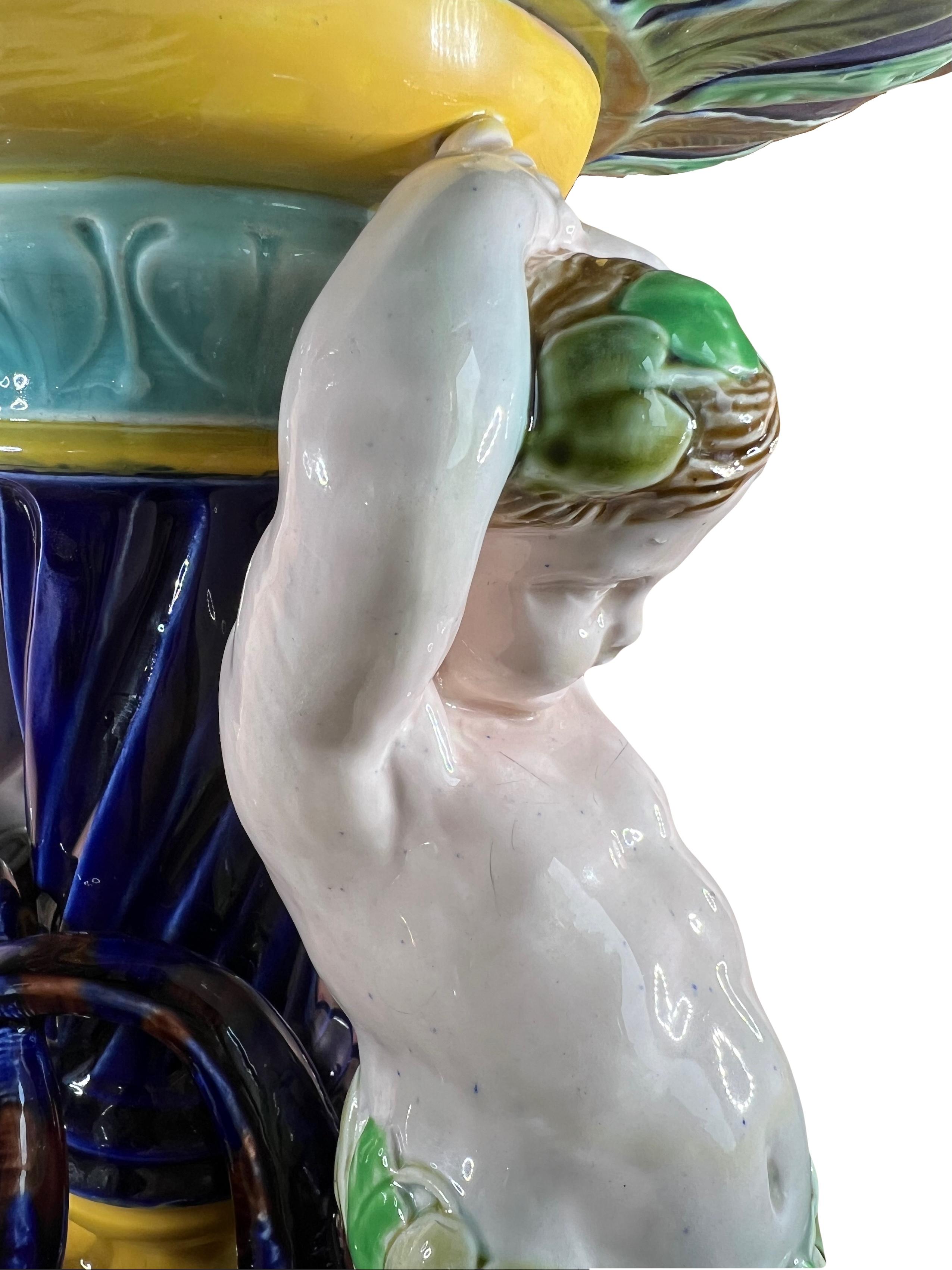 Grande pièce centrale en majolique ancienne avec putti de Sarreguemines France, 19e en vente 1