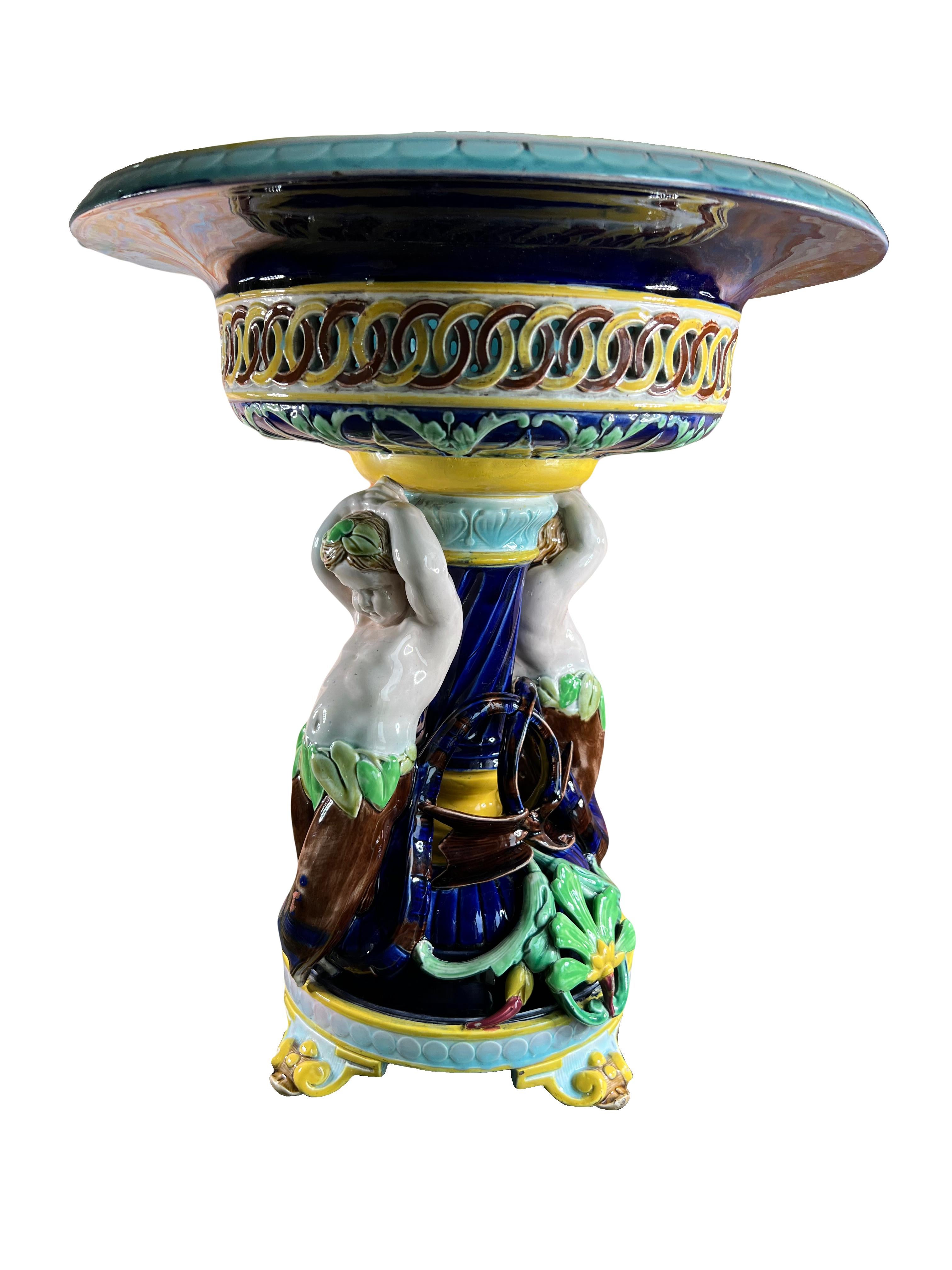 Grande pièce centrale en majolique ancienne avec putti de Sarreguemines France, 19e en vente 2