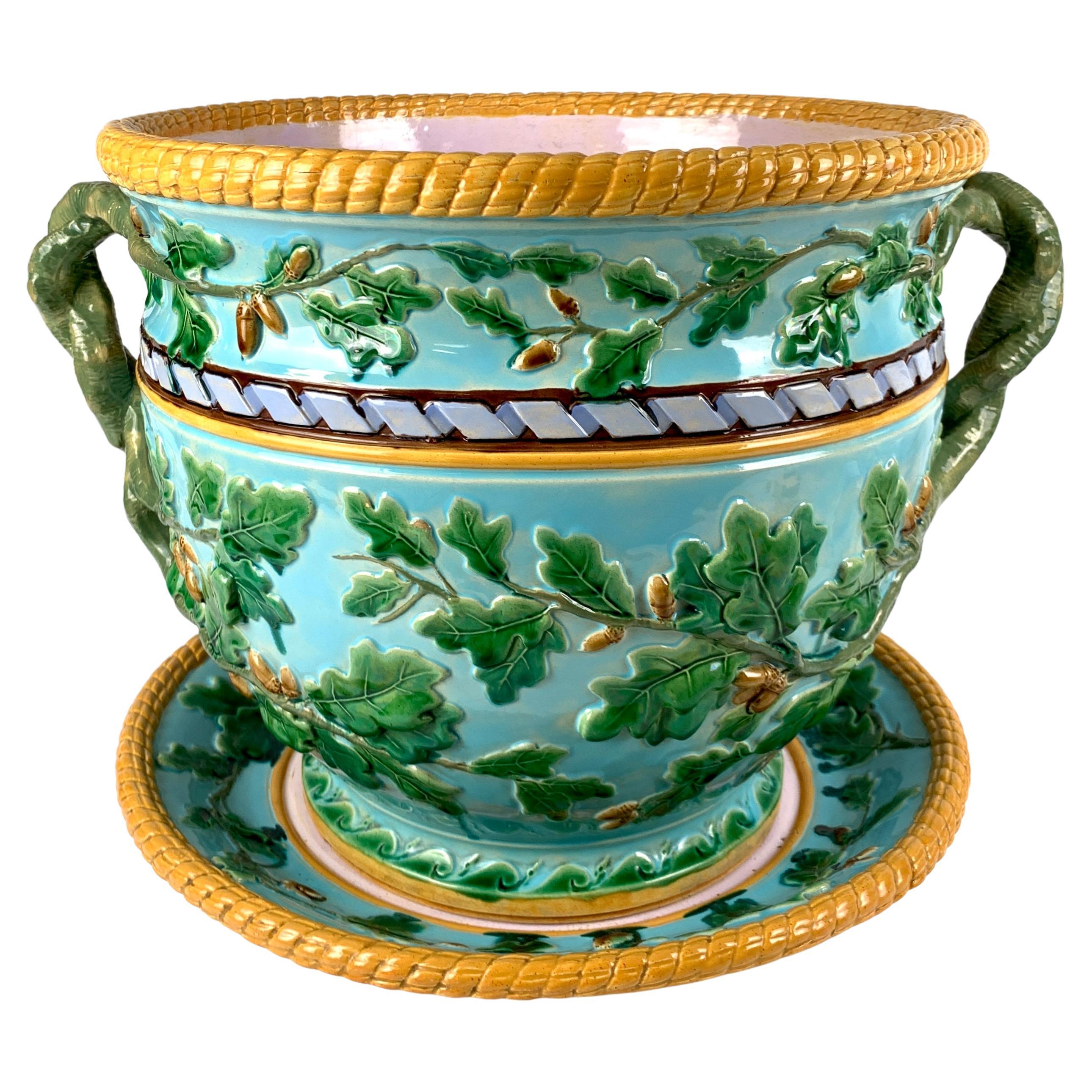 Grande jardinière ancienne en majolique sur fond turquoise et feuilles vertes, fabriquée vers 1880