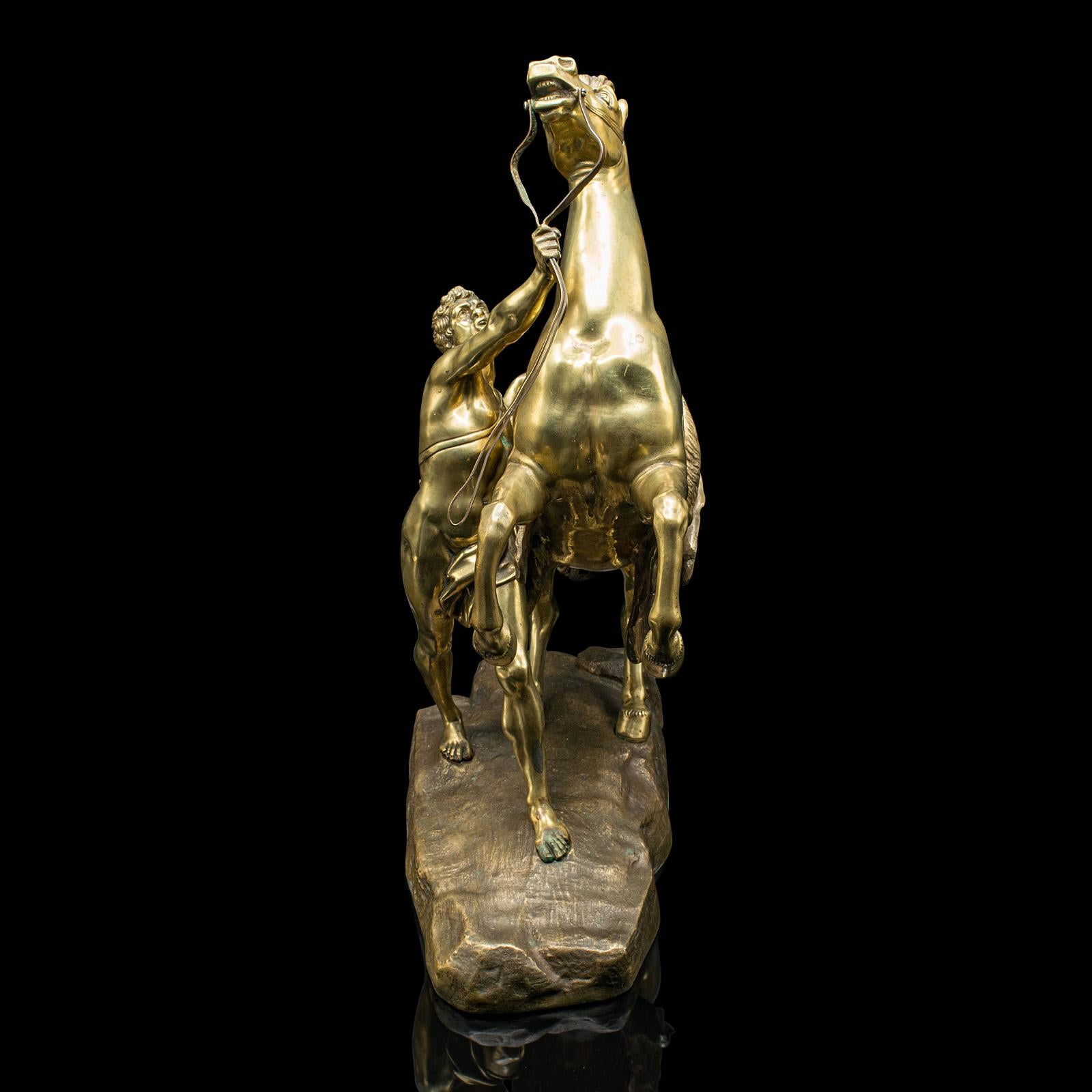 
Se trata de una gran figura antigua de caballo Marly. Estatua equina francesa de bronce y latón a la manera de Guillaume Coustou (1677-1746), de finales de la época victoriana, hacia 1880.

Excelente representación del famoso caballo de Marly -