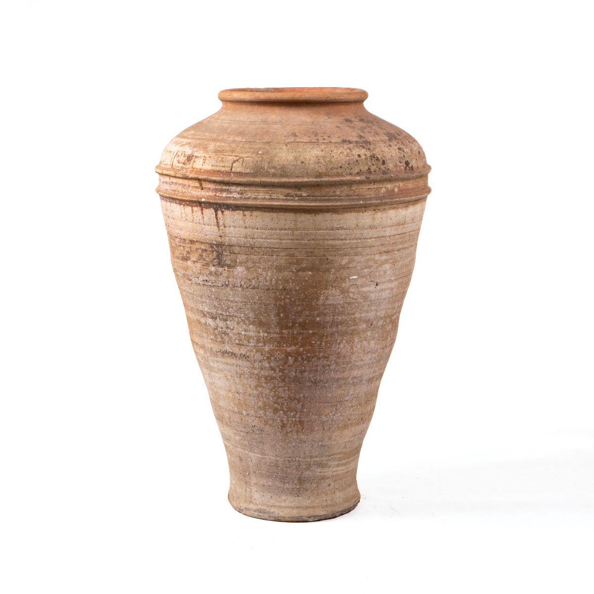 Large Mediterranean floor jar (95 cm high) in terracotta.
Handmade in Greece, early 20th century.
In excellent condition with a lovely patina.

Highly decorative – ideal for garden or orangery.