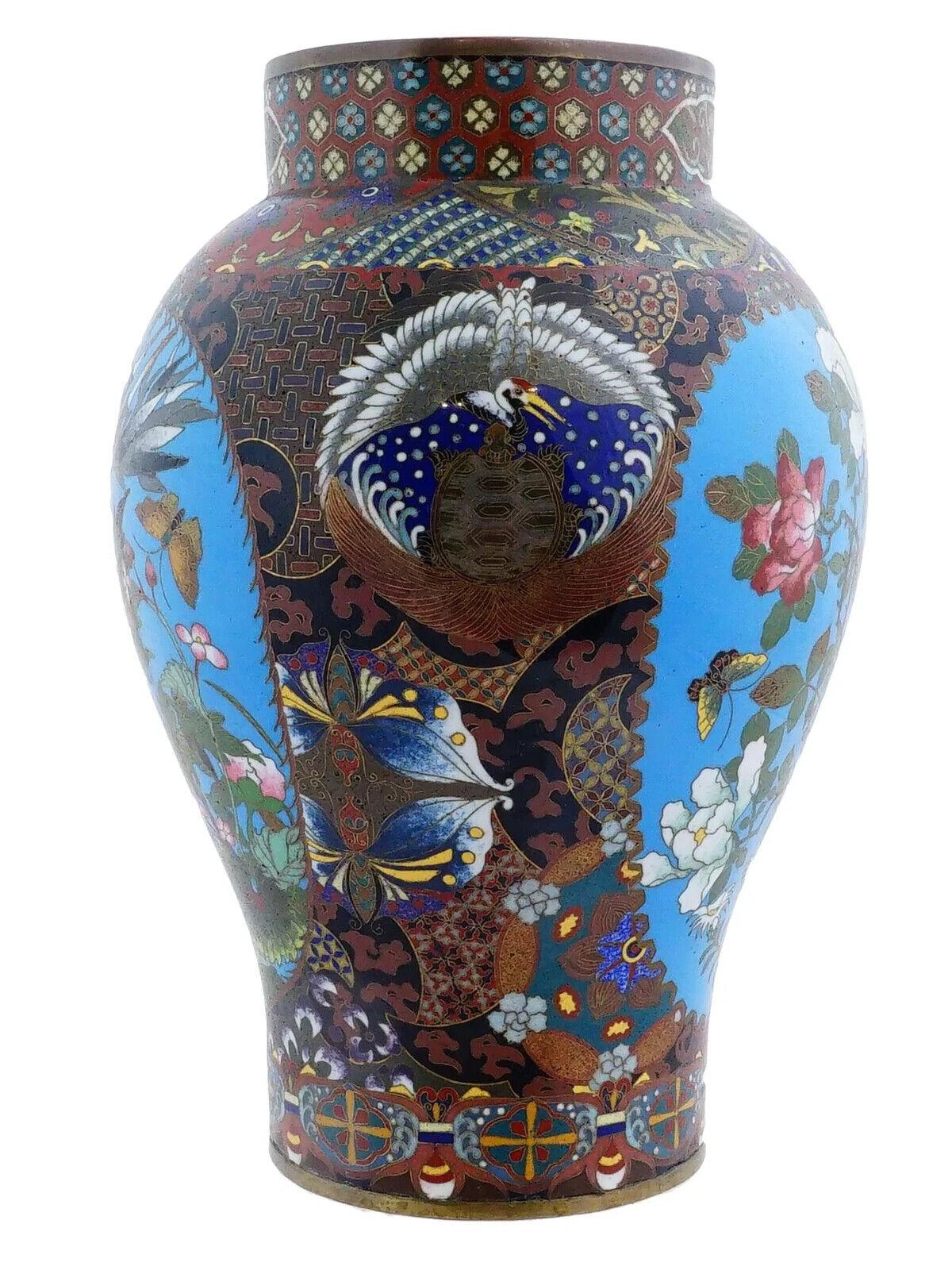 Grande vaso antico giapponese Meiji con smalto cloisonne e fiori In condizioni buone in vendita a New York, NY