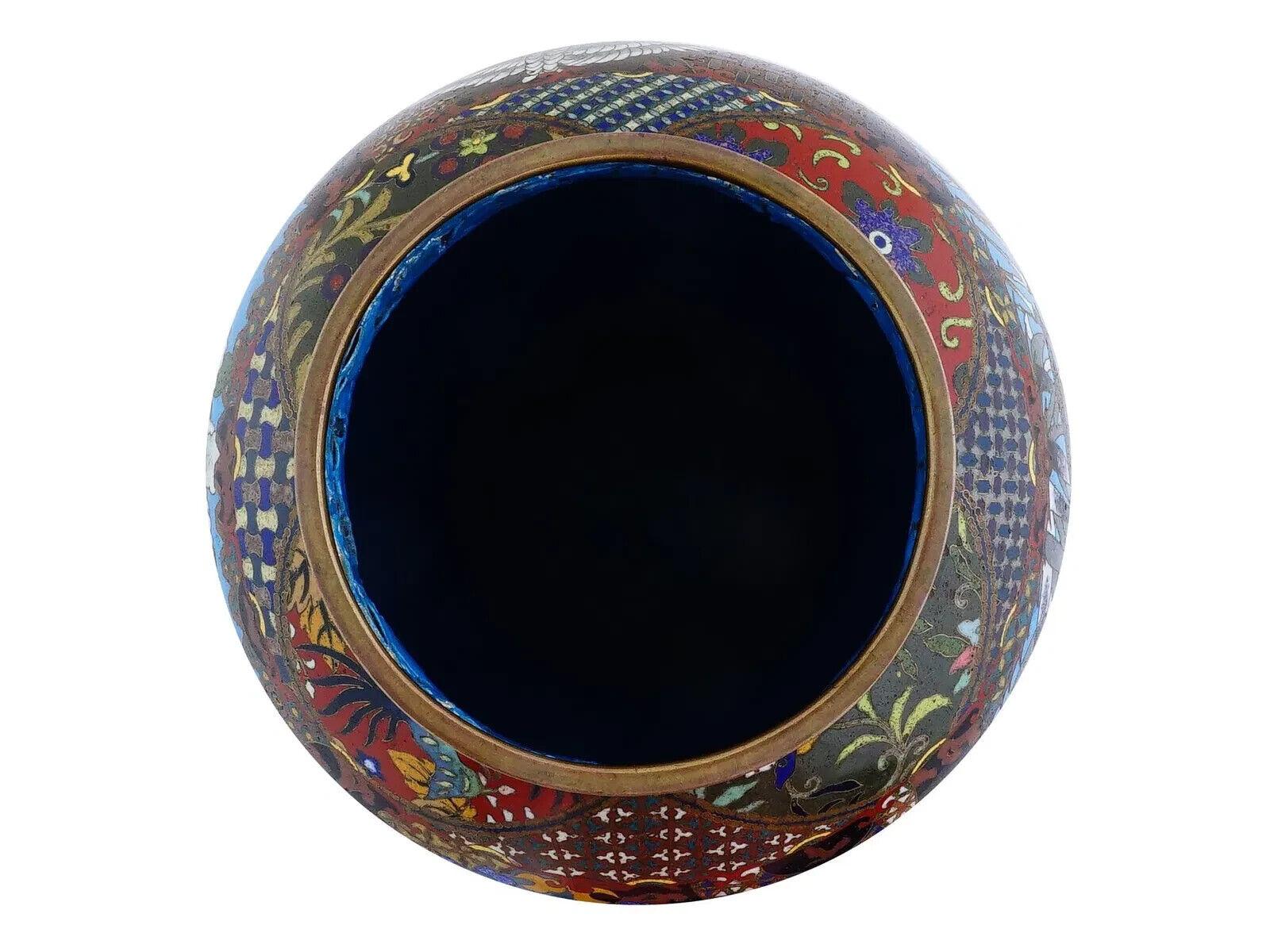 XIX secolo Grande vaso antico giapponese Meiji con smalto cloisonne e fiori in vendita