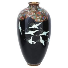 Grand vase japonais ancien en émail cloisonné représentant des grues volantes