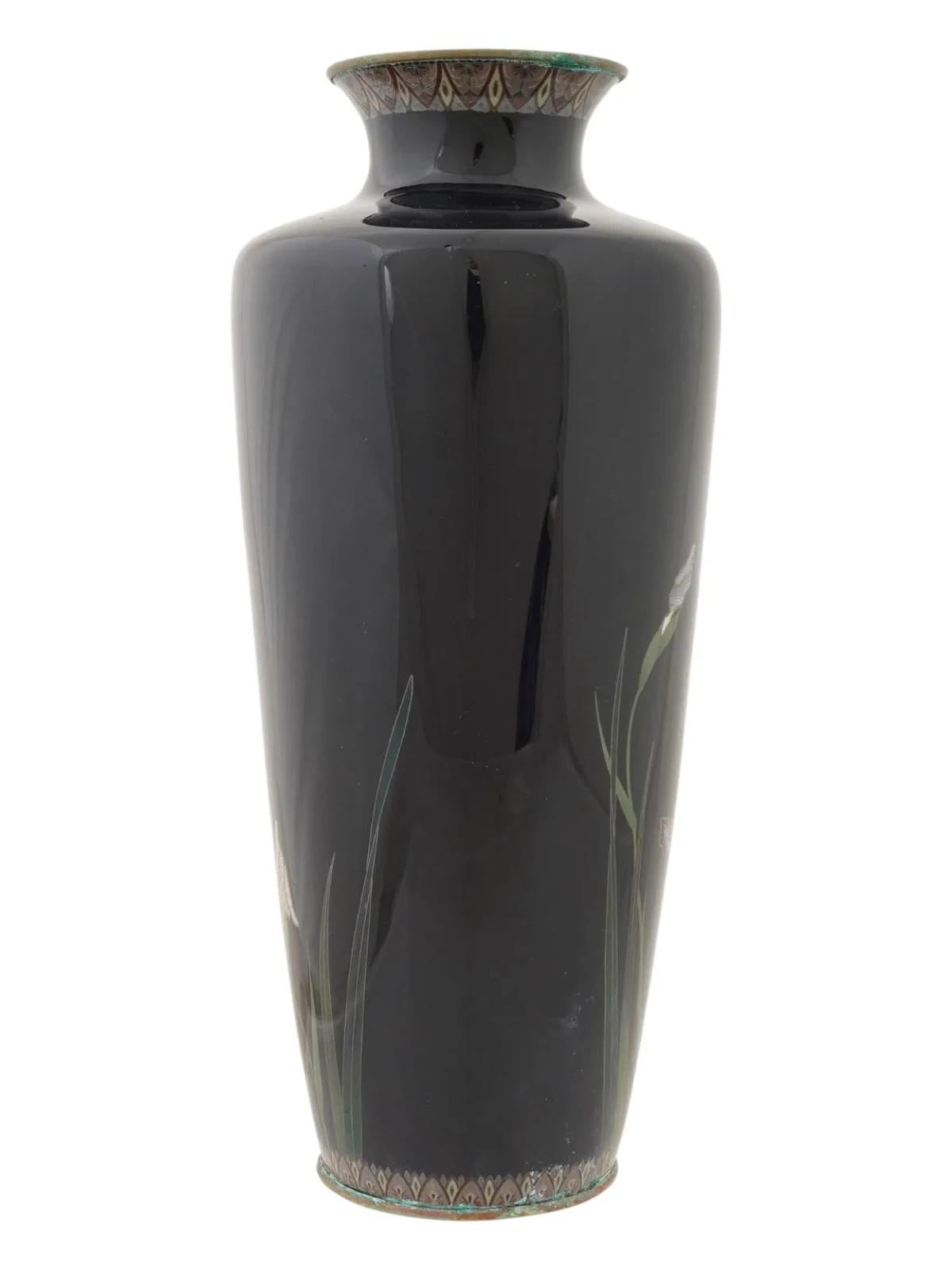 Exceptionnel vase japonais en émail cloisonné de l'âge d'or de la période Meiji, délicatement travaillé en fil d'argent fin et attribué au célèbre maître Hayashi Kodenji. Le vase est décoré de gracieuses gerbes d'iris en pleine floraison, dont les