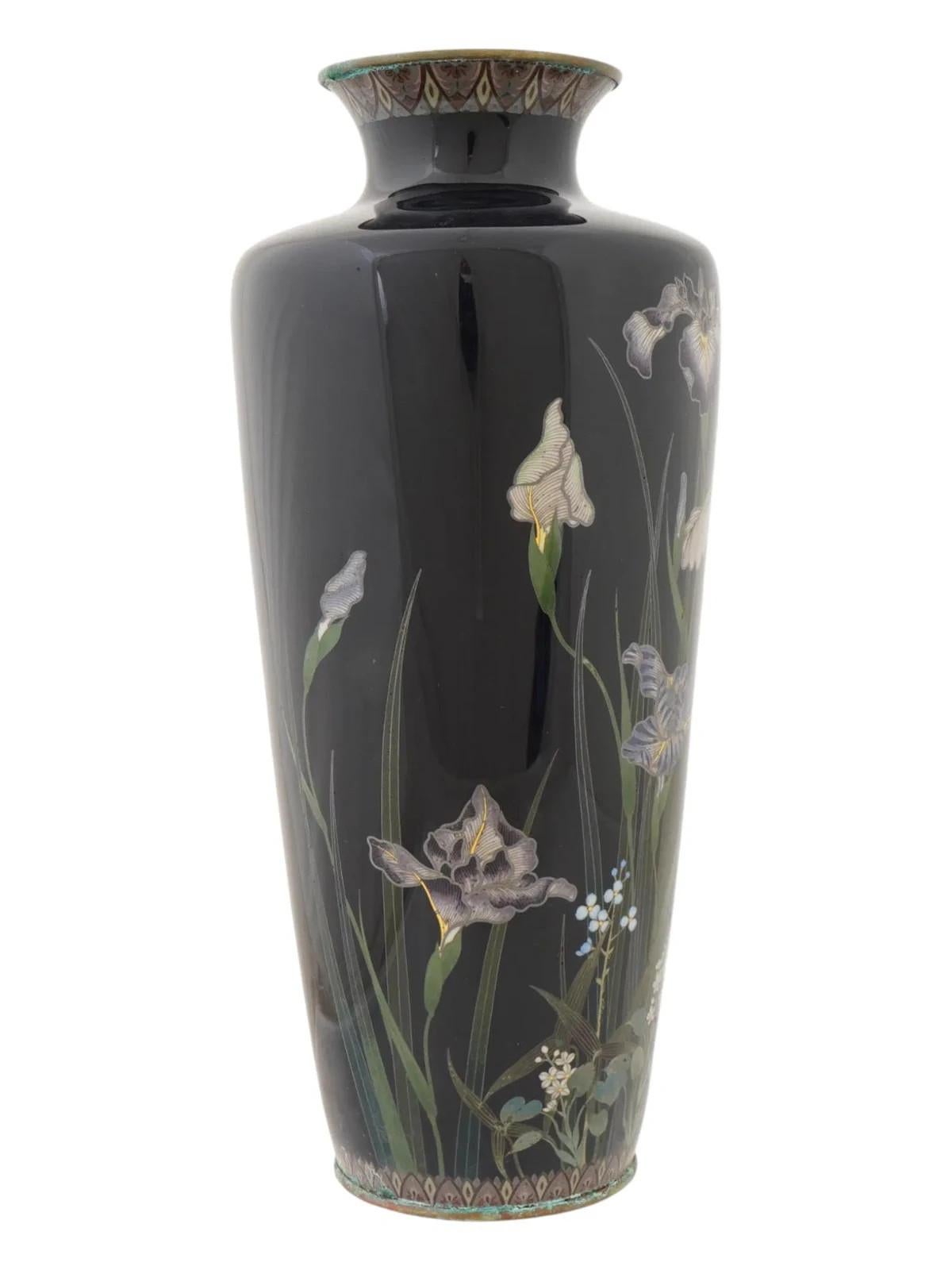 Japonais Grand vase à iris en émail cloisonné japonais Meiji ancien de l'école Hayashi en vente