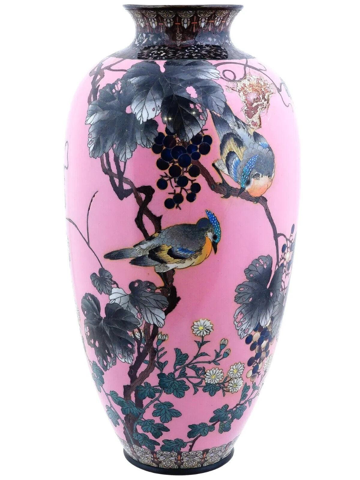 Gran jarrón japonés esmaltado en cloisonné del periodo Meiji con una escena de pájaros, mariposas y flores sobre fondo rosa y bordes con decoración de colores. Decoración asiática oriental de colección para interiorismo.

Dimensiones: D 8 pulg.   H