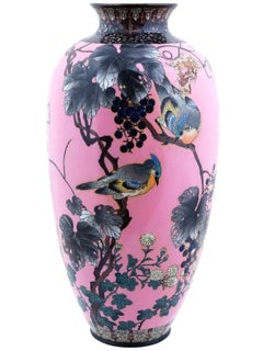 Grande vaso antico Meiji giapponese in smalto cloisonne rosa con uccelli