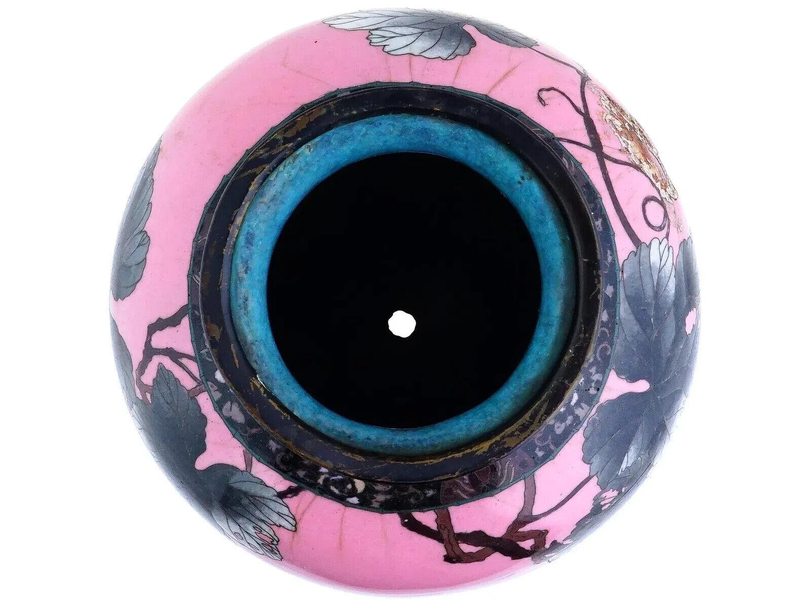 Gran jarrón antiguo japonés Meiji de esmalte de cloisonné rosa con pájaros en Bueno estado para la venta en New York, NY