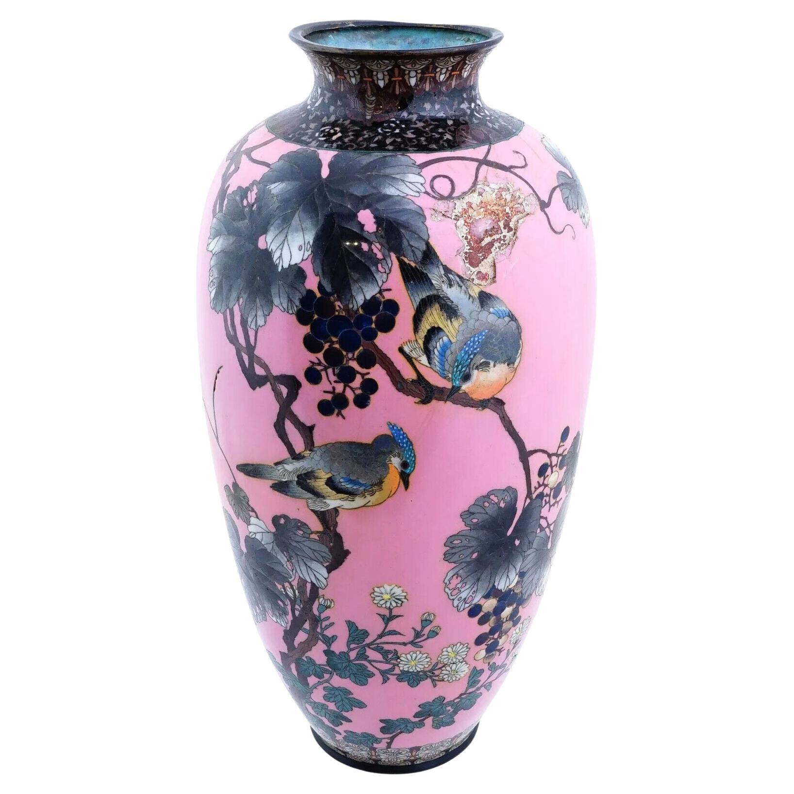Gran jarrón antiguo japonés Meiji de esmalte de cloisonné rosa con pájaros