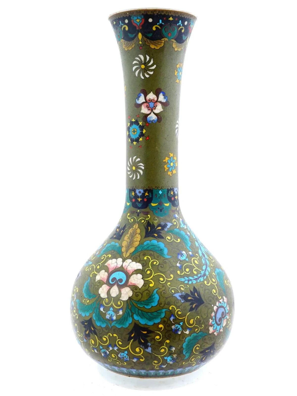 Antico vaso giapponese in porcellana con smalto cloisonne del periodo Meiji, caratterizzato da squisiti motivi floreali e fogliame multicolore su fondo verde. L'uso di una tavolozza di colori vivaci e di dettagli intricati riflette la maestria degli