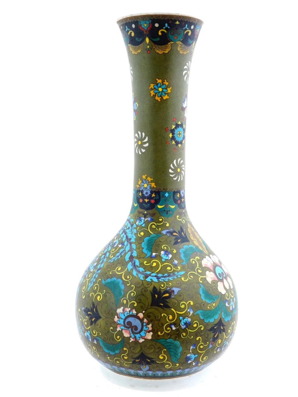 Grande vaso Totai in porcellana con smalto Cloisonne giapponese Meiji antico In condizioni buone in vendita a New York, NY
