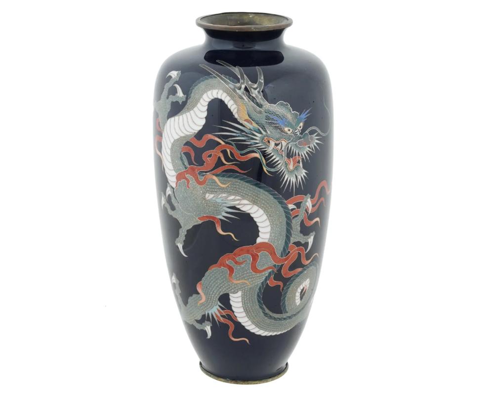 Eine große antike japanische Kupfervase mit Cloisonne-Emaille-Muster. Späte Meiji-Periode, ca. 1890 Goldenes Zeitalter . Langgestreckte Form mit ausgeprägtem Hals. Drachenmotiv vor dunkelblauem Hintergrund. Fanpunze auf der Unterseite. Collectional
