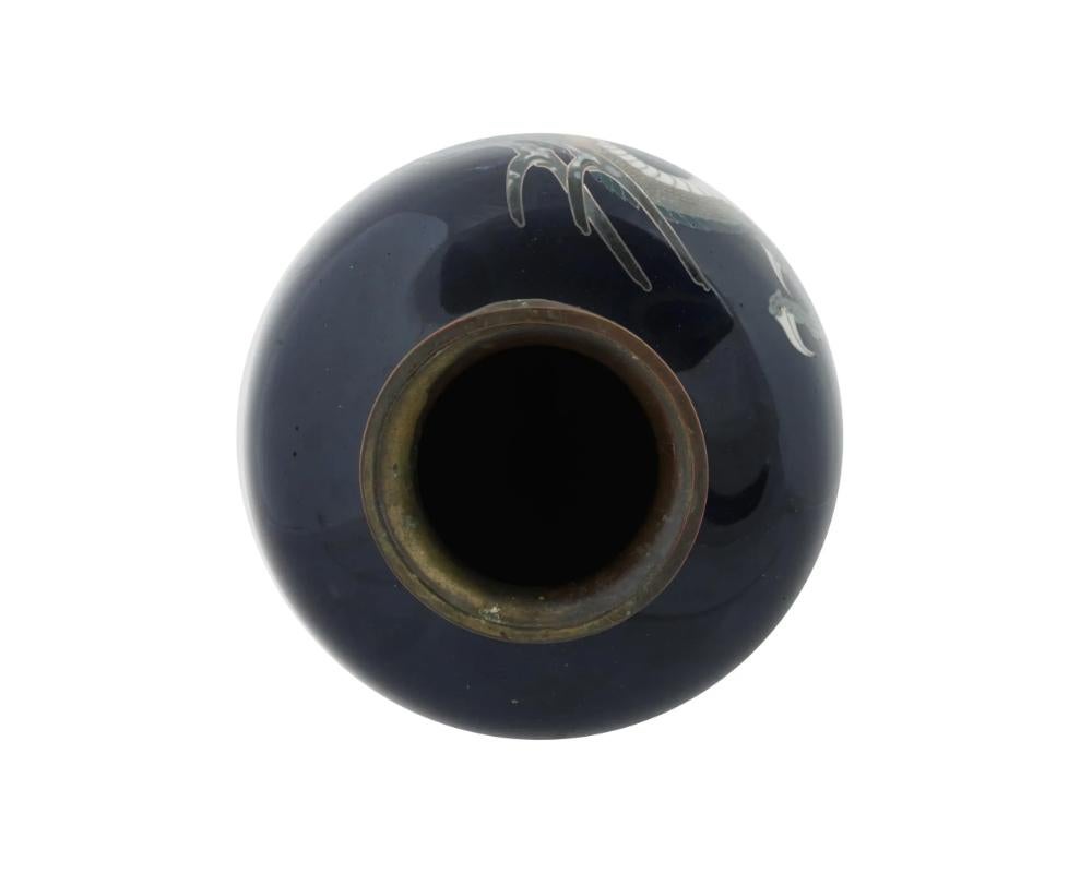 Große antike japanische Meiji-D Drachenvase aus Cloisonné-Emaille und Silberdraht, signiert (Japanisch) im Angebot