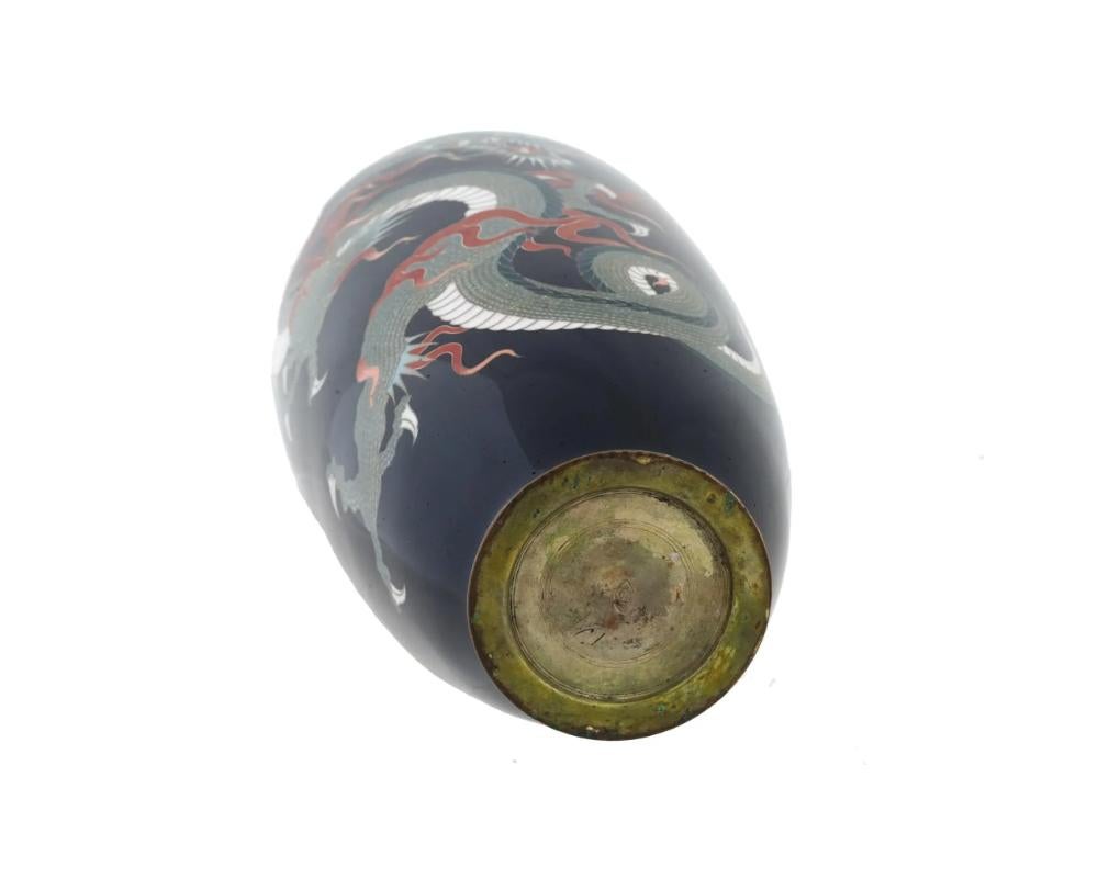 Große antike japanische Meiji-D Drachenvase aus Cloisonné-Emaille und Silberdraht, signiert im Zustand „Gut“ im Angebot in Long Island City, NY