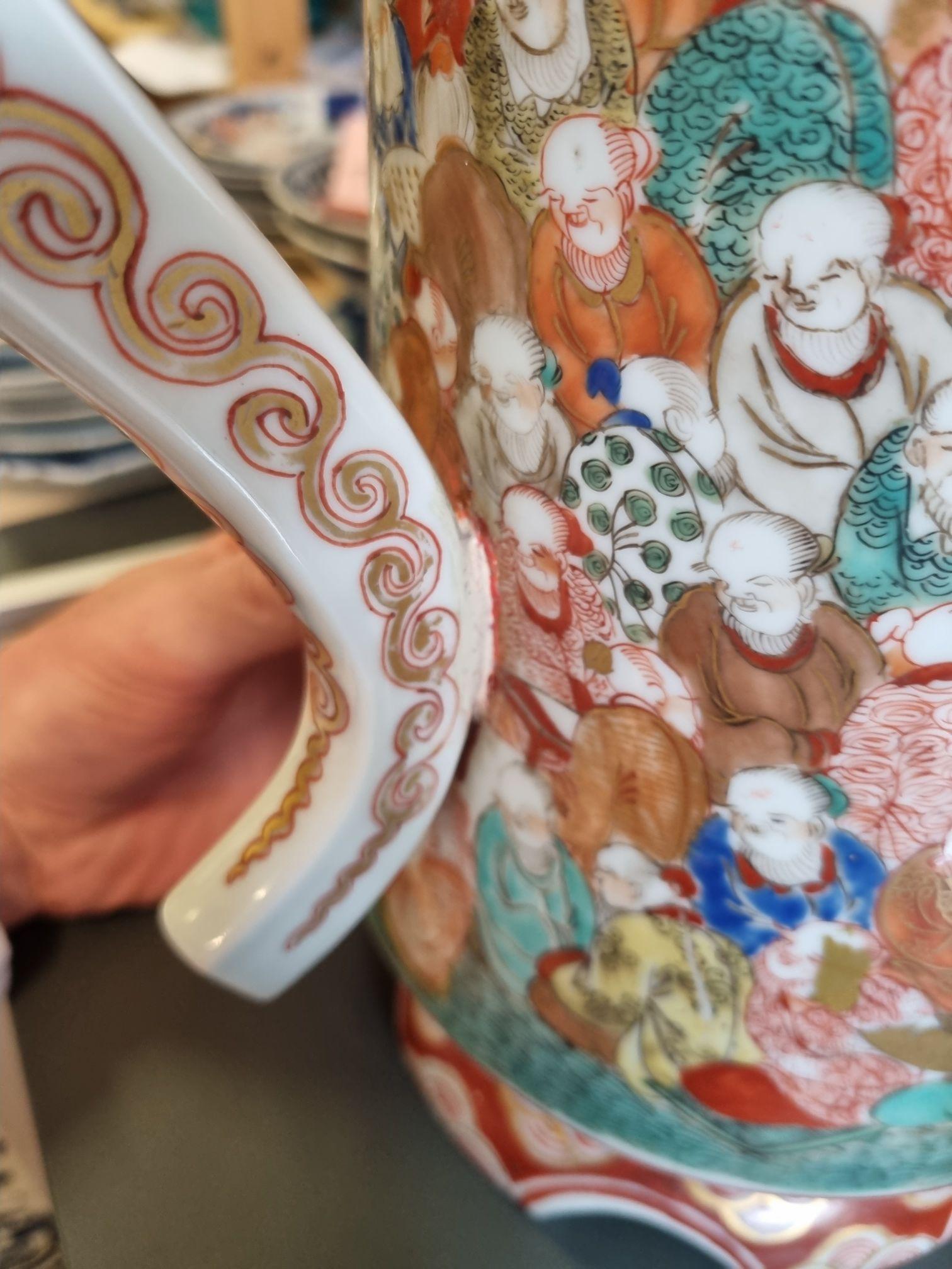 Grand pot à café ou thé japonais Kutani ancien Thousand Faces, 19-20e siècle Bon état - En vente à Amsterdam, Noord Holland